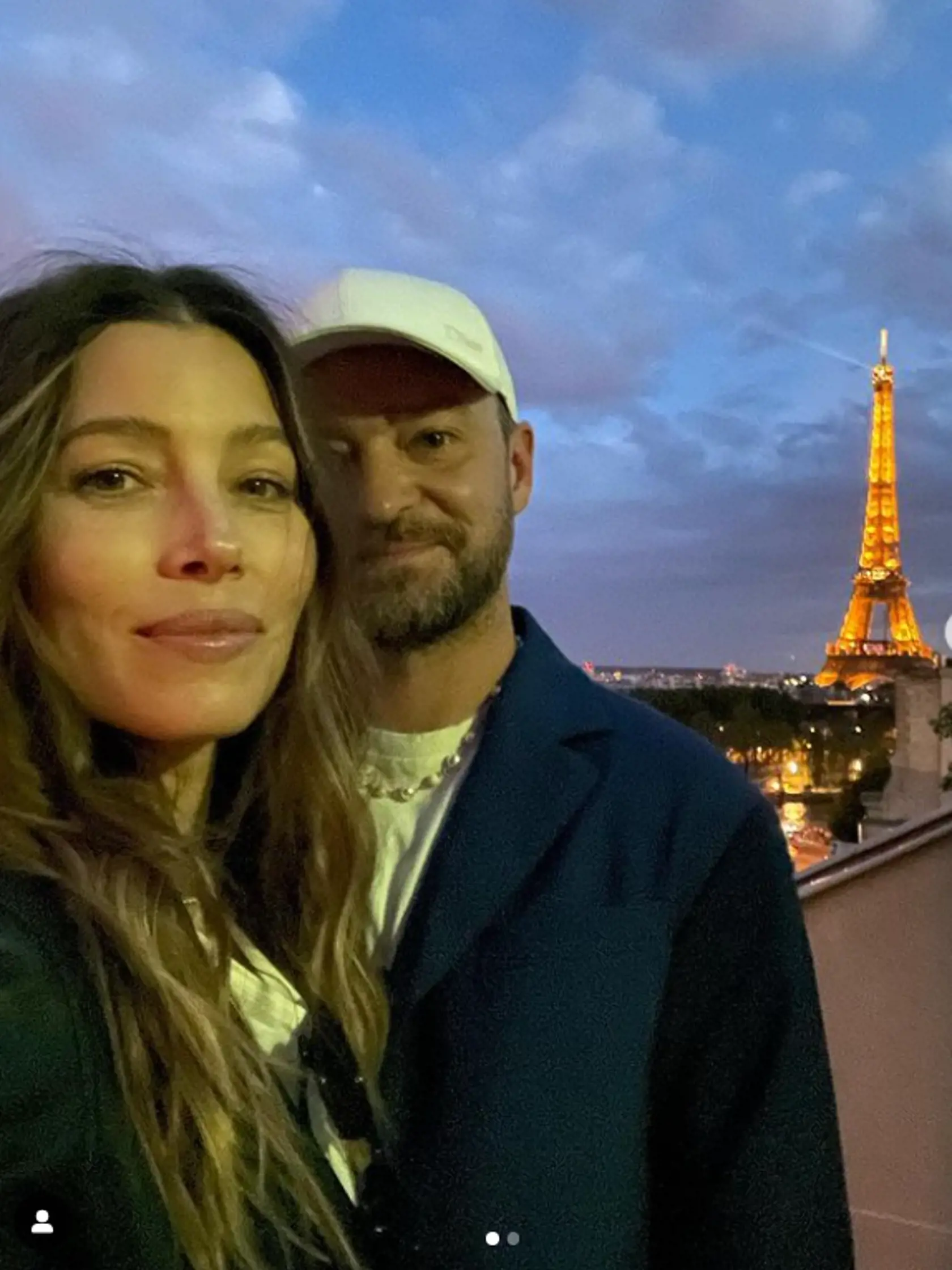 Manželia na návšteve v meste módy v Paríži.
