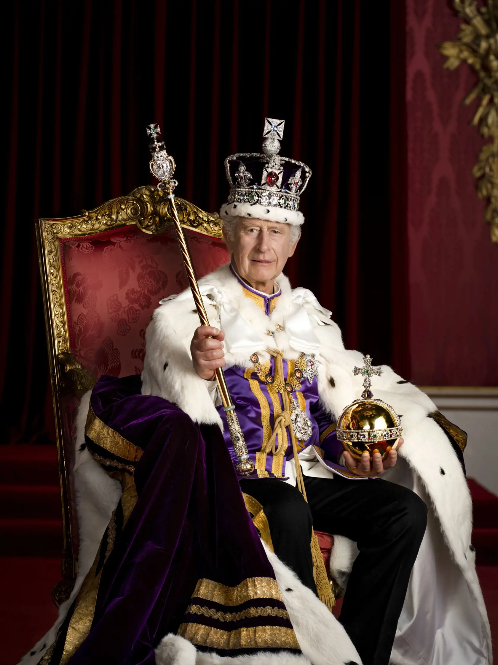 KK17 Londýn - Na snímke zverejnenej Buckinghamským palácom 8. mája 2023 britský kráľ Karol III. pózuje pre oficiálny korunovačný portrét v Londýne. FOTO TASR/AP
In this photo made available by Buckingham Palace on Monday, May 8, 2023, Britain's King Charles III poses for a photo in full regalia in the Throne Room, London. The King is wearing the Robe of Estate, the Imperial State Crown and is holding the Sovereign's Orb and Sovereign's Sceptre with Cross. He is seated on one of a pair of 1902 th