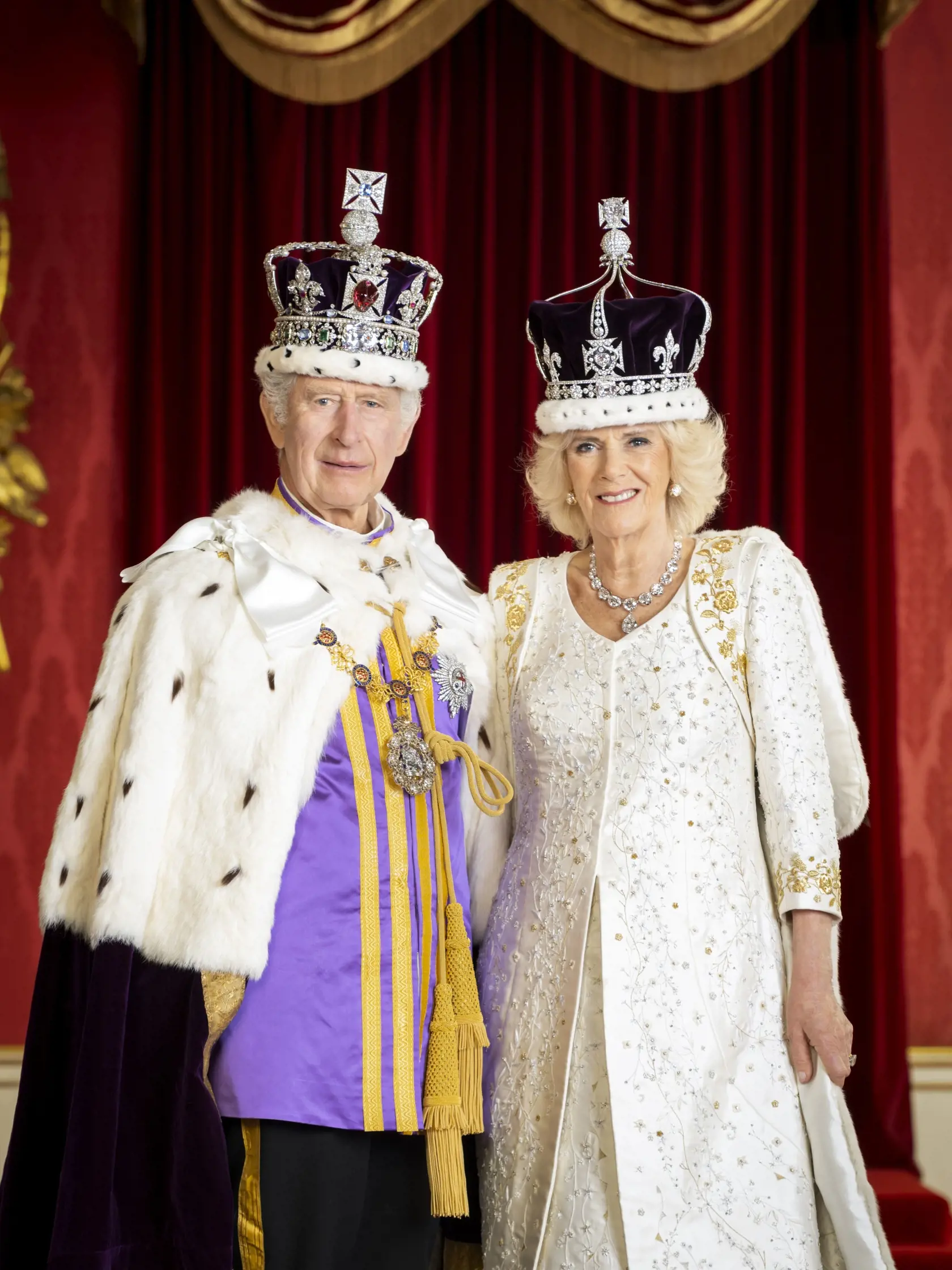 KK18 Londýn - Na snímke zverejnenej Buckinghamským palácom 8. mája 2023 britský kráľ Karol III. a britská kráľovná Kamila pózujú pre oficiálny korunovačný portrét v Londýne. FOTO TASR/AP
In this photo made available by Buckingham Palace on Monday, May 8, 2023, King Charles III and Queen Camilla are pictured in the Throne Room at Buckingham Palace, London. (Hugo Burnand/Royal Household 2023 via AP)
