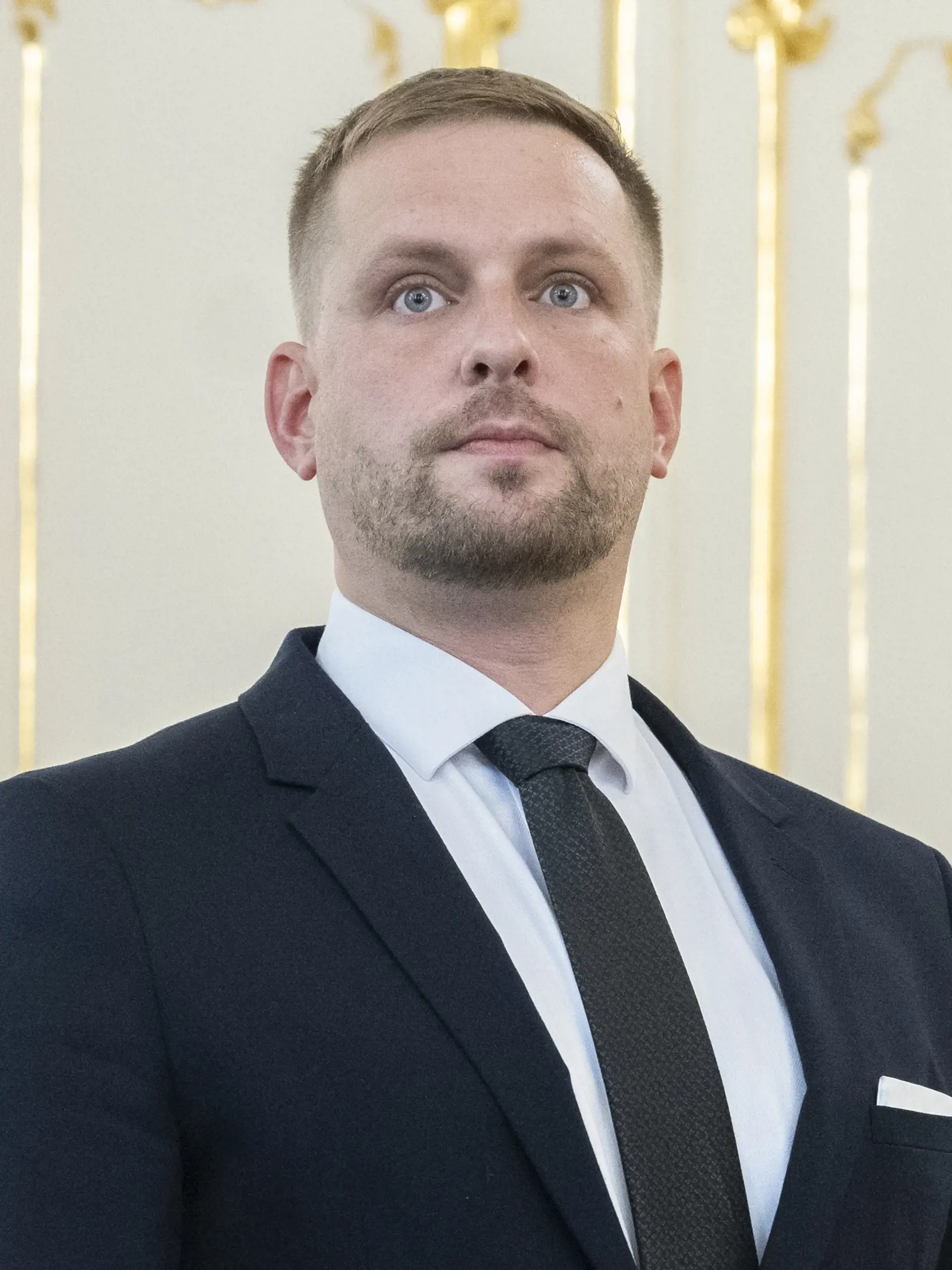Prezident Peter Pellegrini prijal demisiu ministerky zdravotníctva Zuzany Dolinkovej (Hlas-SD) v Prezidentskom paláci v Bratislave vo štvrtok 10. októbra 2024. Vo funkcii ju nahradil Kamil Šaško (Hlas-SD). Na snímke Kamil Šaško (Hlas-SD) pózuje po vymenovaní za nového ministra zdravotníctva v Prezidentskom paláci v Bratislave vo štvrtok 10. októbra 2024. Dolinková oznámila svoj koniec vo funkcii minulý týždeň.  FOTO TASR - Martin Baumann