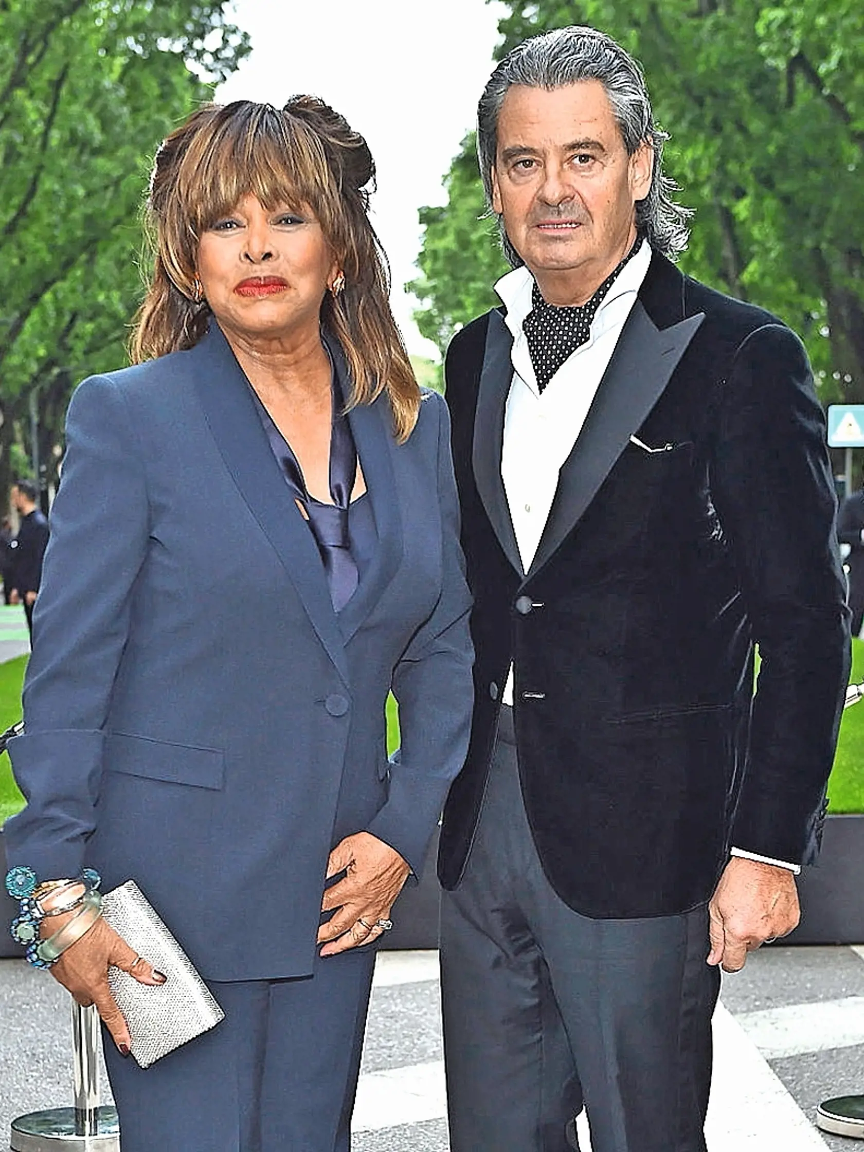 Tina Turner (76) a Nemec Erwin Bach (60) mali svadbu pred tromi rokmi. Spolu sú však už tridsať rokov a Tina sa nedávno dokonca vzdala svojho amerického občianstva a prijala švajčiarske. Tina má za sebou jedno manželstvo s hudobníkom Ikom Turnerom.