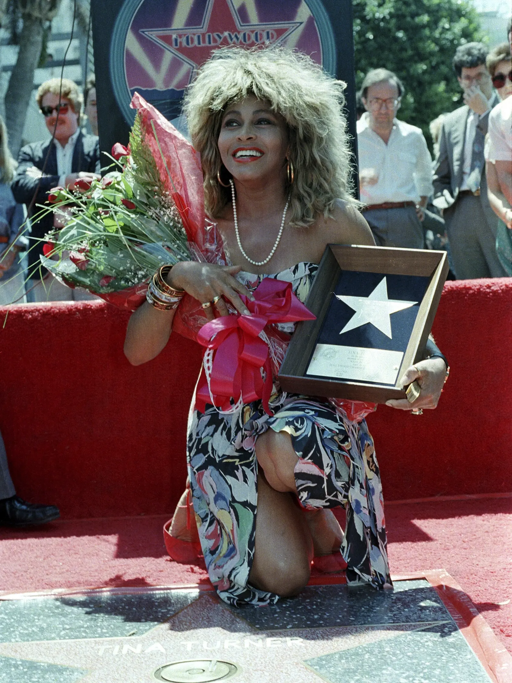 WA 53 archív Los Angeles - Na archívnej snímke z 28. augusta 1986 Tina Turnerová pózuje pri svojej hviezde, ktorú odhalili na Hollywoodskom chodníku slávy v Los Angeles. Tina Turnerová zomrela vo veku 83 rokov v utorok 23. mája 2023. Stala sa jednou z najúspešnejších speváčok všetkých čias. Zomrela pokojne po dlhej chorobe doma v meste Küsnacht blízko Zürichu. Informovala o tom jej hovorkyňa, na ktorú sa odvolala tlačová agentúra Reuters. FOTO TASR/AP


FILE - Tina Turner poses with her plaque a
