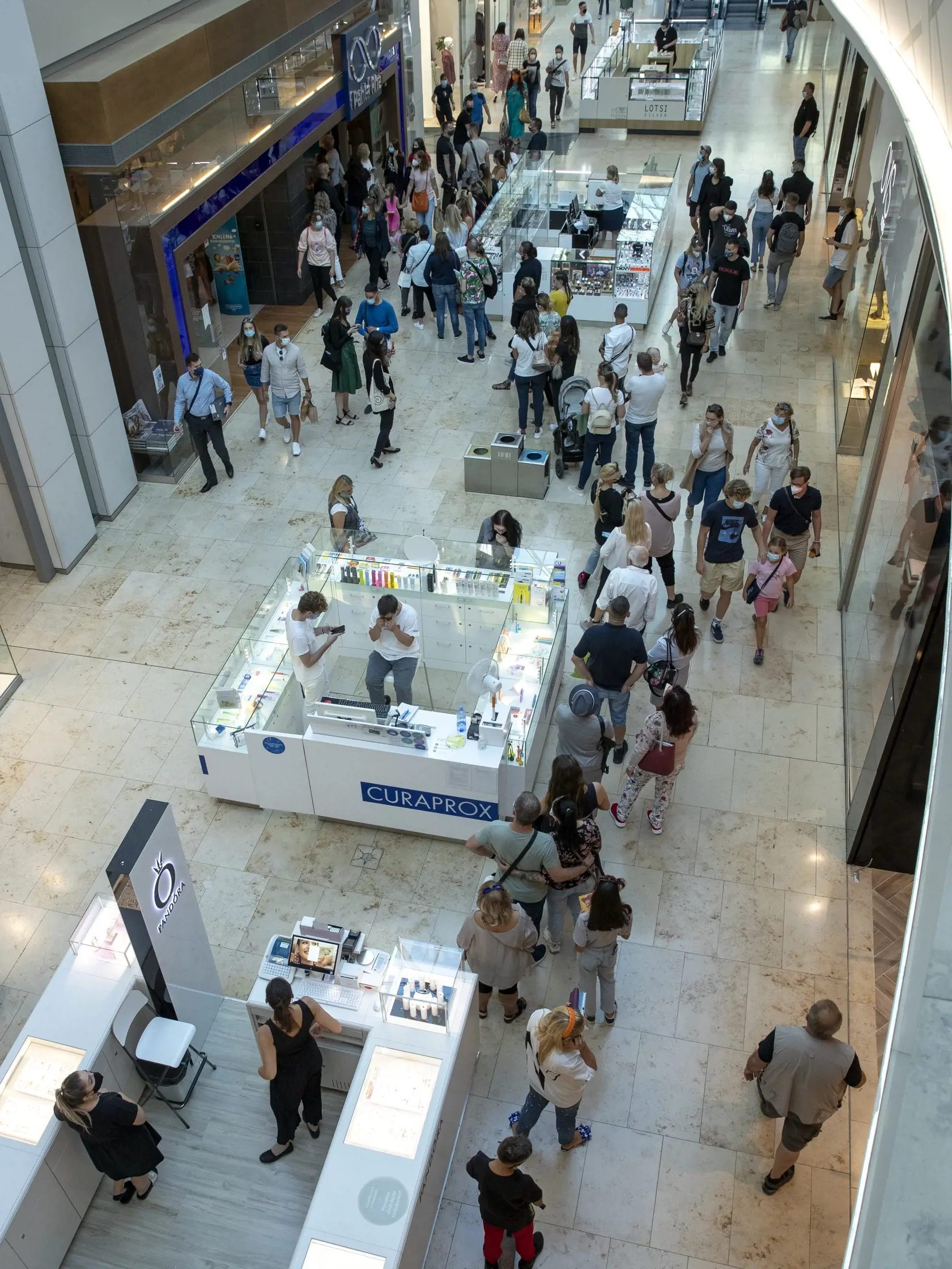 Autogramiáda speváčky Dary Rolins, ktorá v Bratislave predstavila svoj aktuálny diár na rok 2022 - Svet podľa Dary.