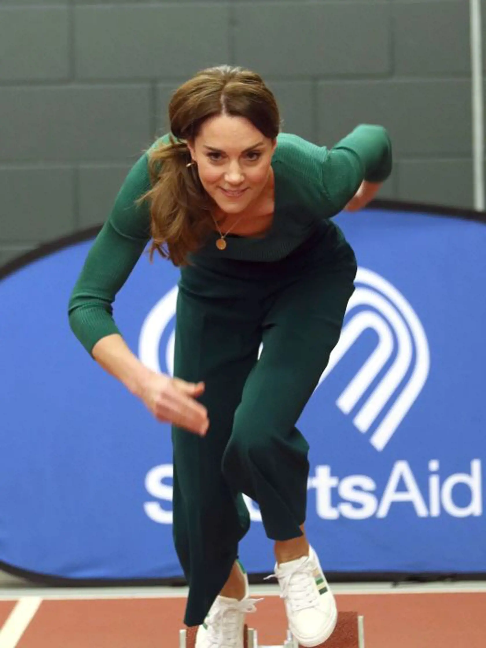 V roku 2020, počas stretnutia s olympioničkou Jessicou Ennis-Hill, zas mala obuté obyčajné biele tenisky za 23 eur.