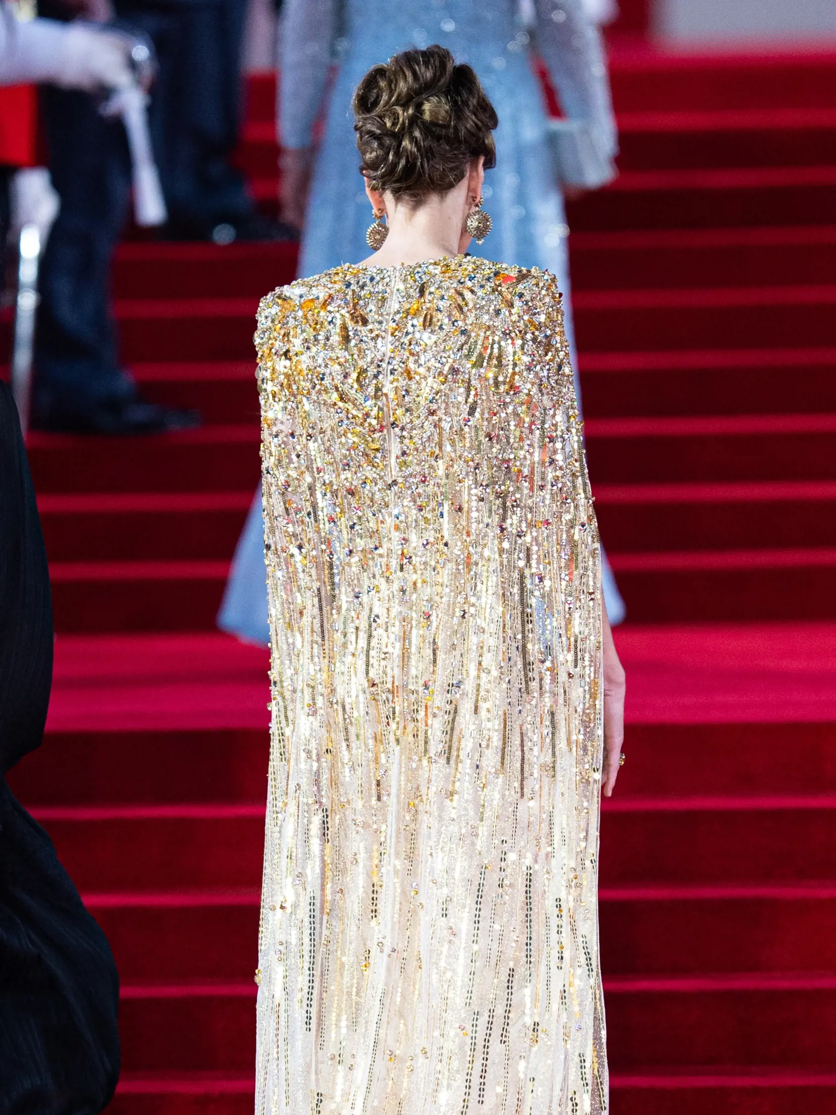 Vojvodkyňa Kate prišla v zlatých šatách od módnej návrhárky Jenny Packham v hodnote 3 200 eur a na sebe mala aj náušnice špeciálne vyrobené na mieru v hodnote 335 eur.