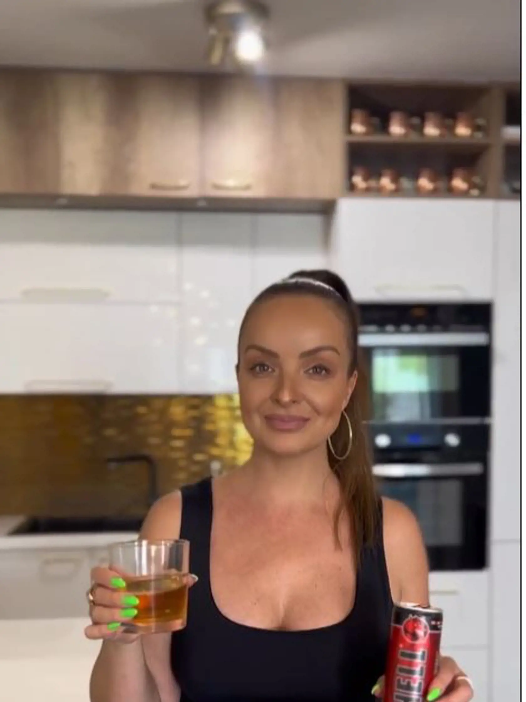 Sestry Nízlové si svoj nový dom zariadili ako z časopisu. V dome majú veľa zlatej a striebornej farby.