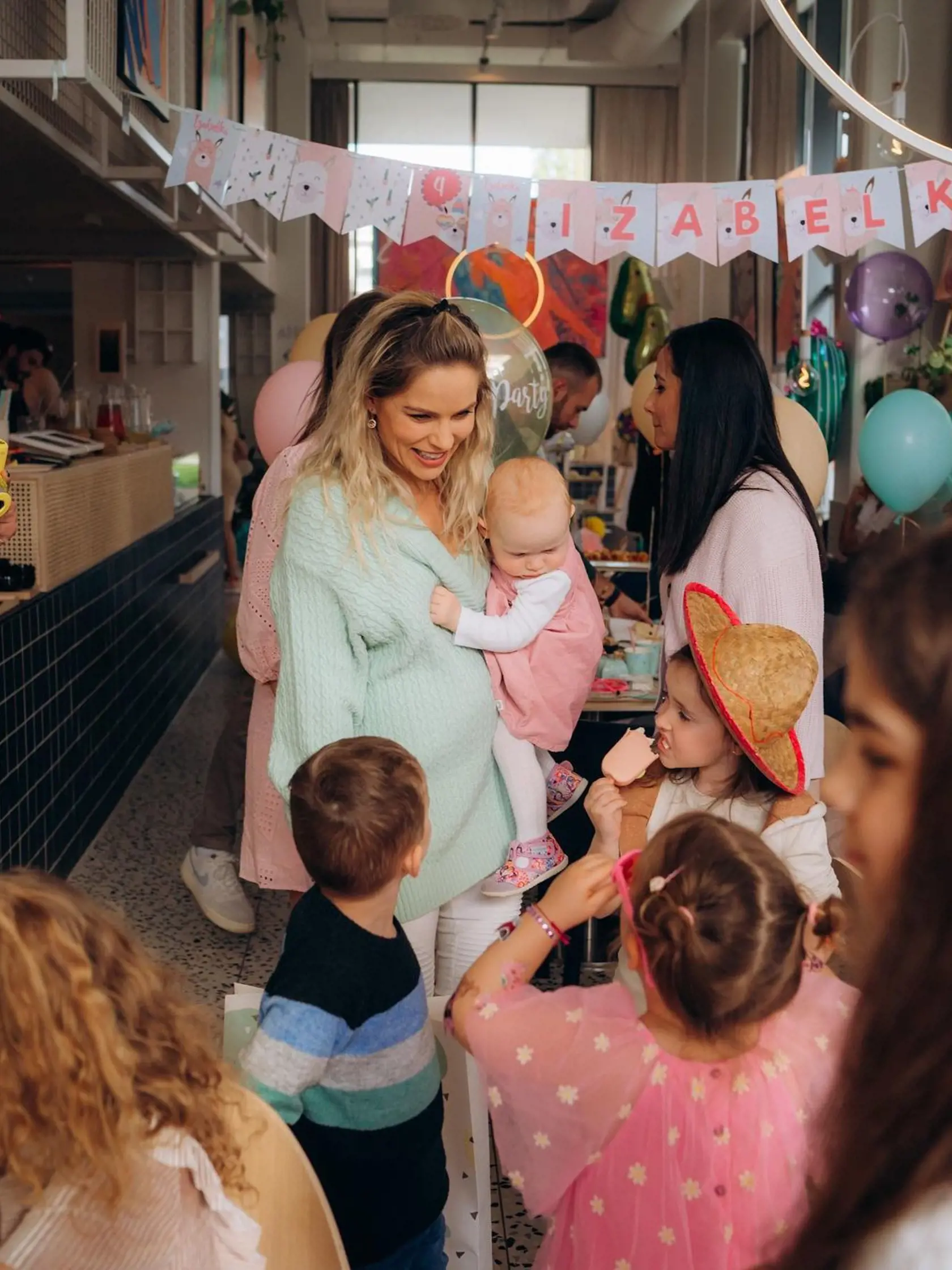 Ivana Gáborík na oslave s dcérkami Leiou a Bellou