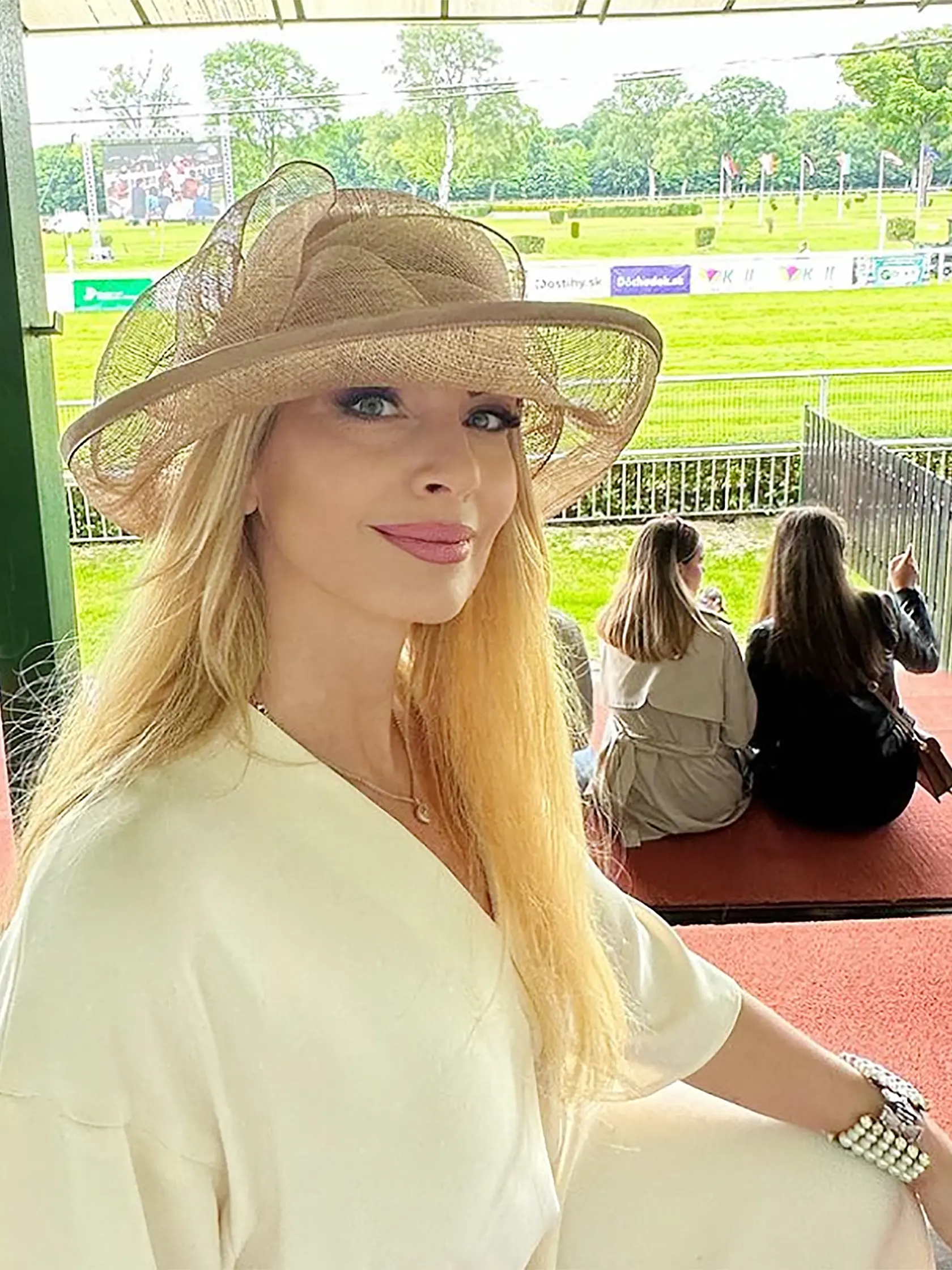 Sklamaná. Marianna Ďurianová vzala syna Romana na konské dostihy, ale veľké nadšenie neprejavil.
