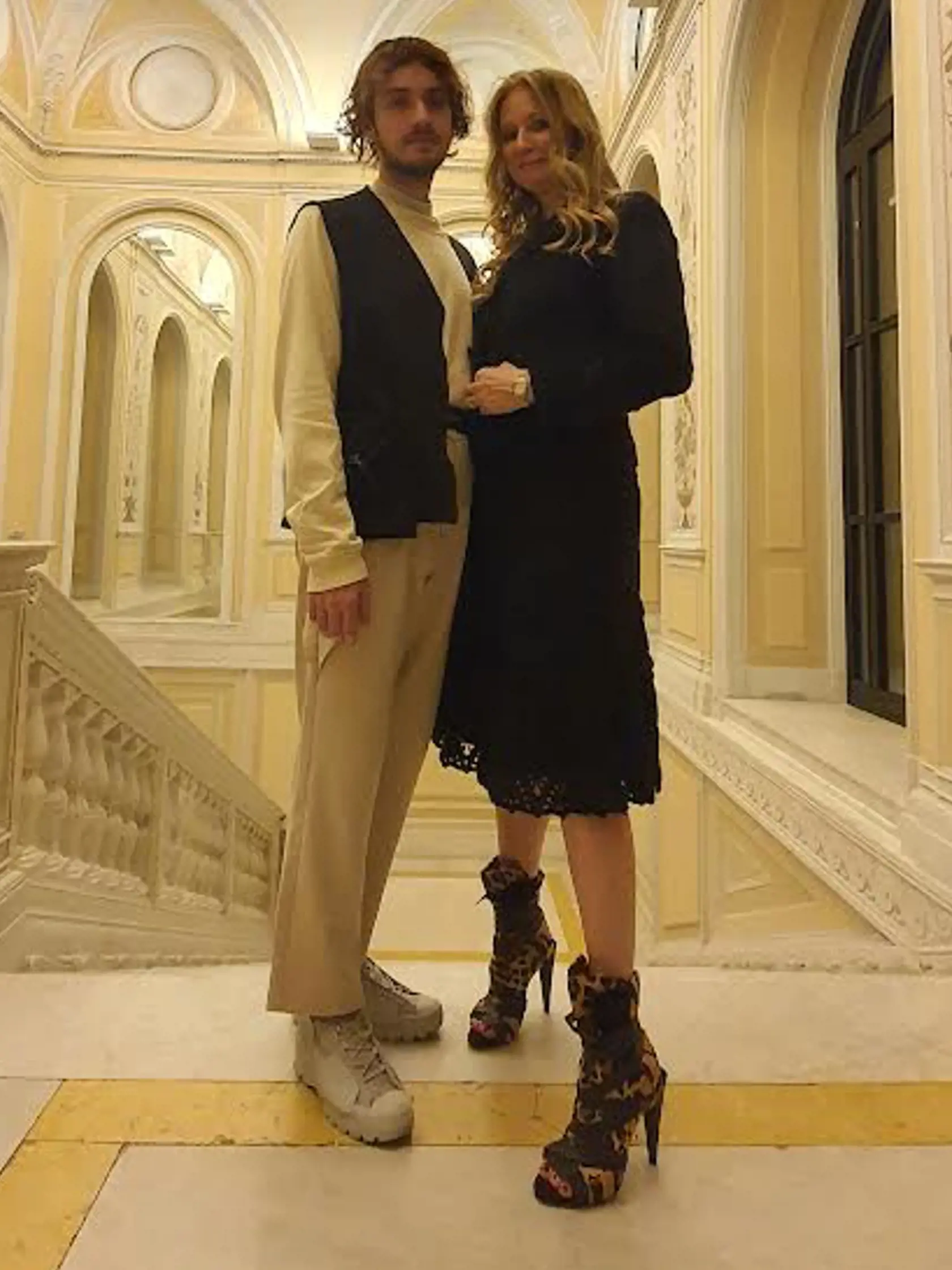 Spoločné foto Jitky Klett s francúzskym designerom Dorianom Mayerom po fashion show v Miláne.