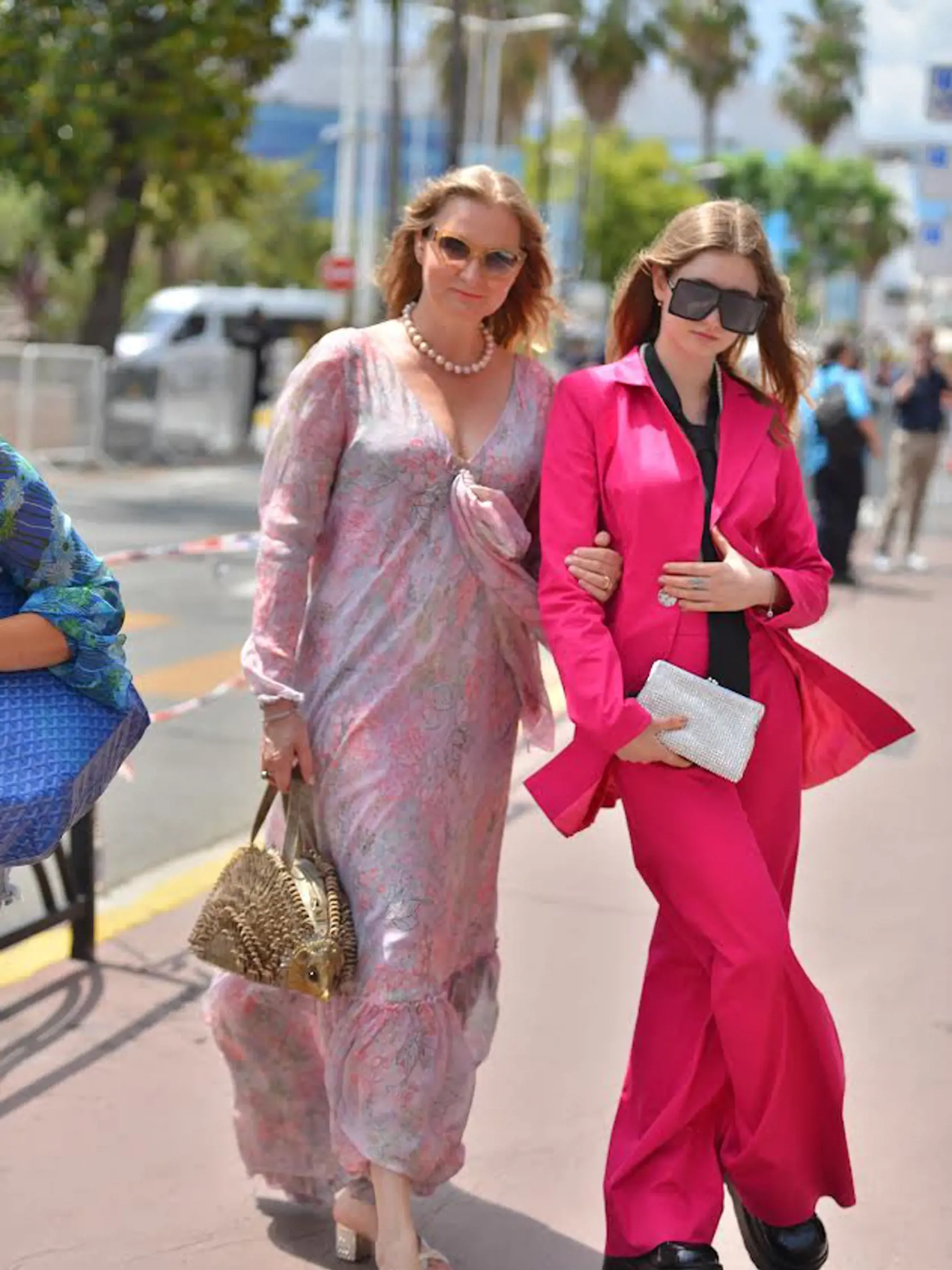 Street style Cannes. Mama s dcérou. Alexandra si obliekla hodvábny kostým a Jitka hodvábne šaty. Obidva kúsky sú z kolekcie Jitky Klett.