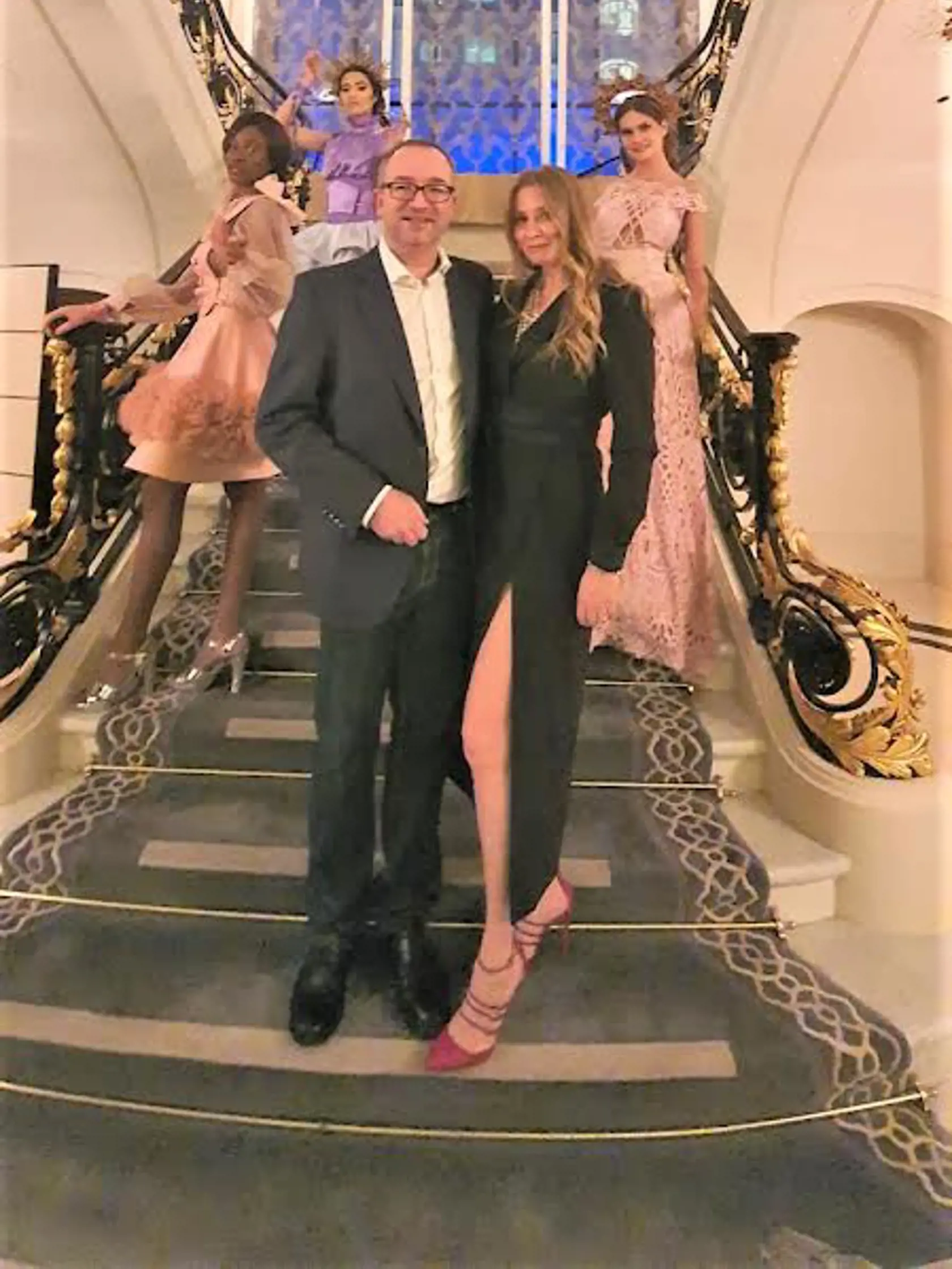 Fotografovanie po show v hoteli Peninsula v Paríži. Jitka na zábere s manželom Larsom Klettom a modelkami.
