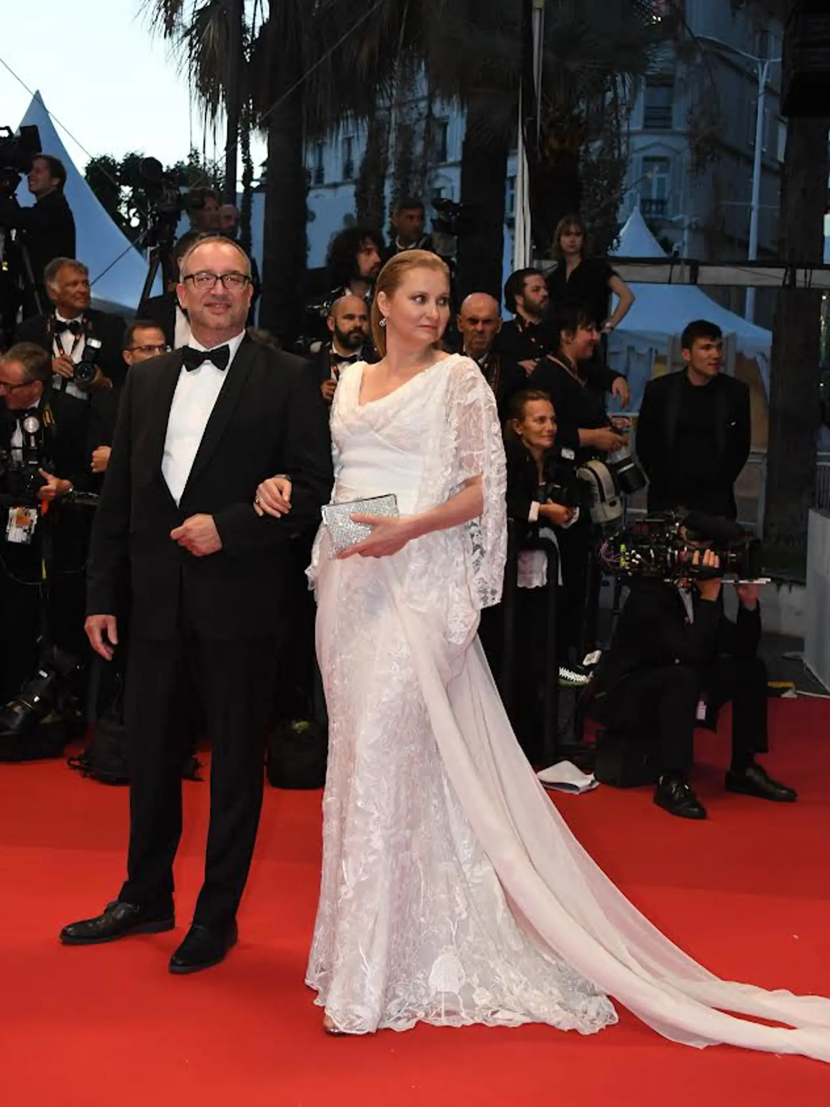 Módna návrhárka a dizajnérka Jitka Klett na červenom koberci  s manželom Larsom počas Festivalu v Cannes.