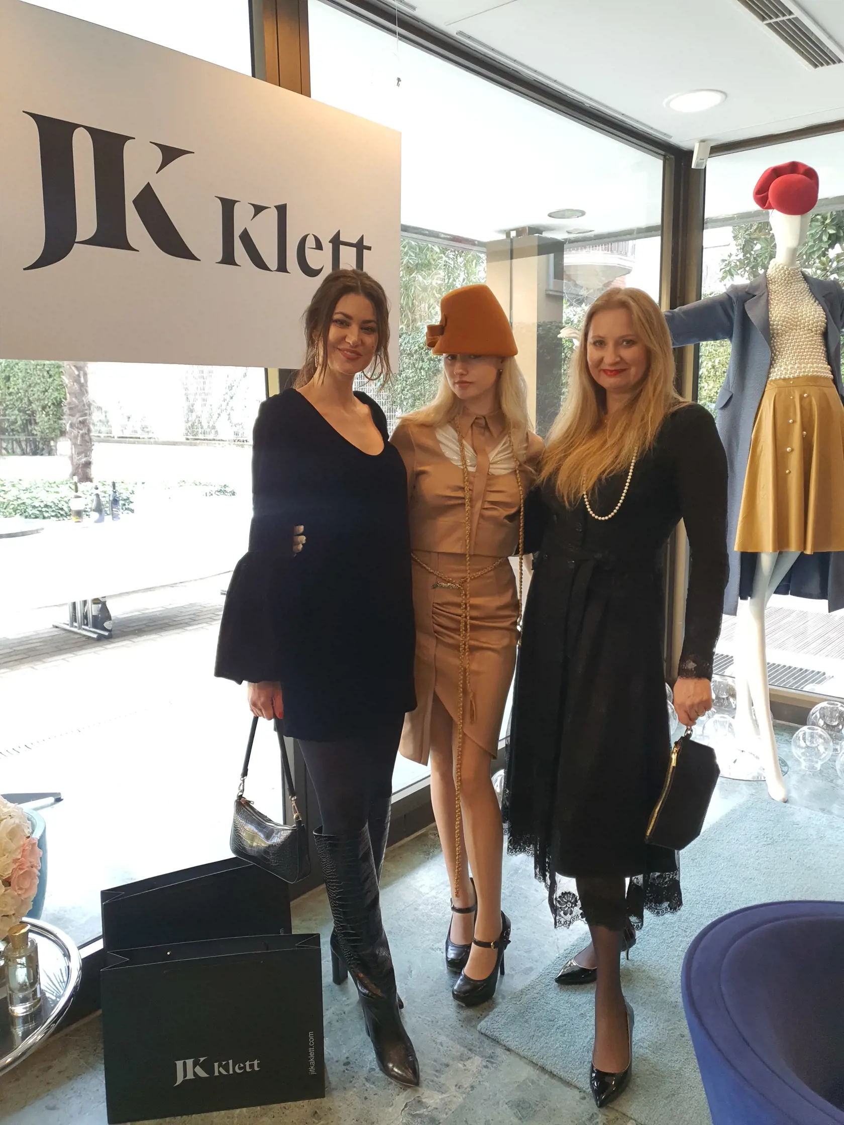 Na výstave svojej novej kolekcie Milano Fashion Week február 2023 v spoločnosti miss ČR Lucie Smatanovej. Uprostred v šmrncovnom klobúku a nádherných šatách je jej dcéra, modelka Alexandra Klett. Jitka si obliekla krajkové šaty. Všetky tri dámy majú oblečenie z dielne Jitky.