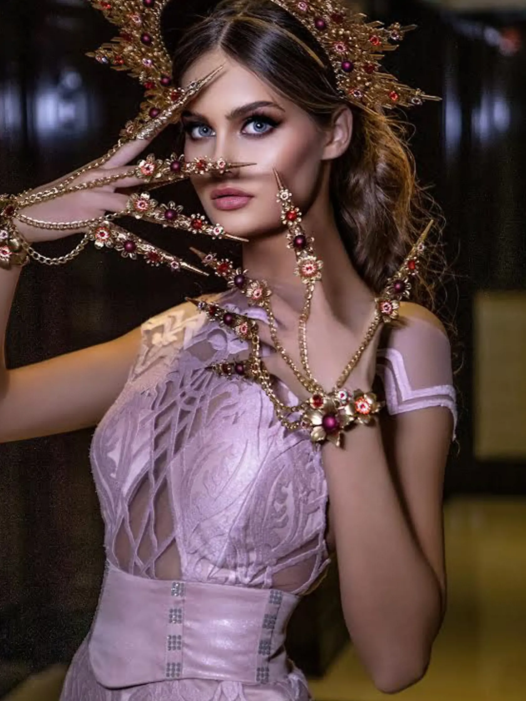 Model z dielne Jitka Klett Couture na fashion show v Paríži. Tu je akýkoľvek komentár zbytočný. Krásna modelka, nádherné šaty a skvostné doplnky.