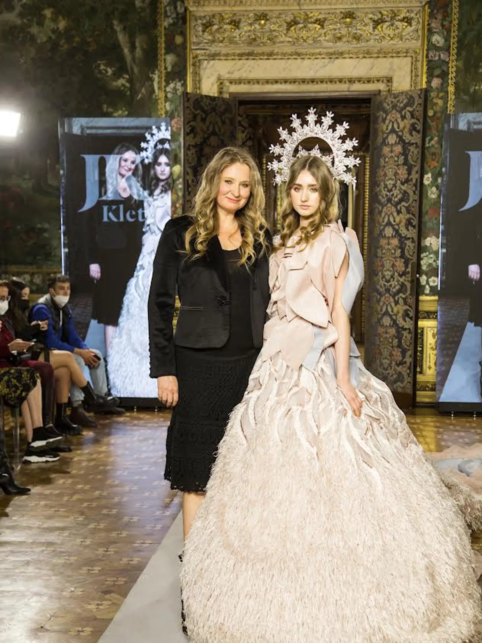 Na móle s dcérou Alexandrou počas Milano Fashion Week 2022. Mladá dáma je modelka. Je teda jasné, že jablko sa nezakotúľalo ďaleko od stromu. Návrhárka sa predstavila v zamatovom hodvábnom saku a ručne háčkovanej sukni. Tlieskame.