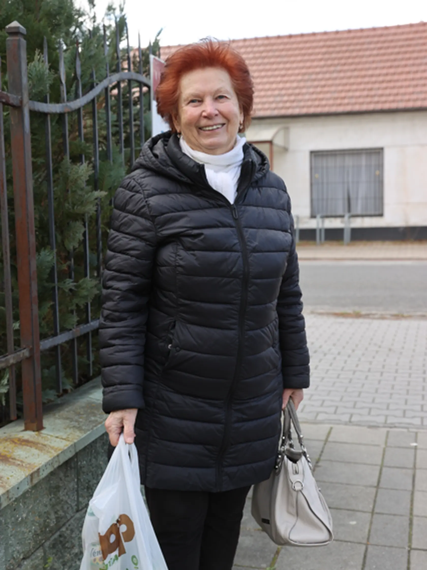 Ľudia v samotnej obci ešte obmedzenia nepociťujú. Potvrdila to Milka (85), ktorá išla z miestnych potravín.
