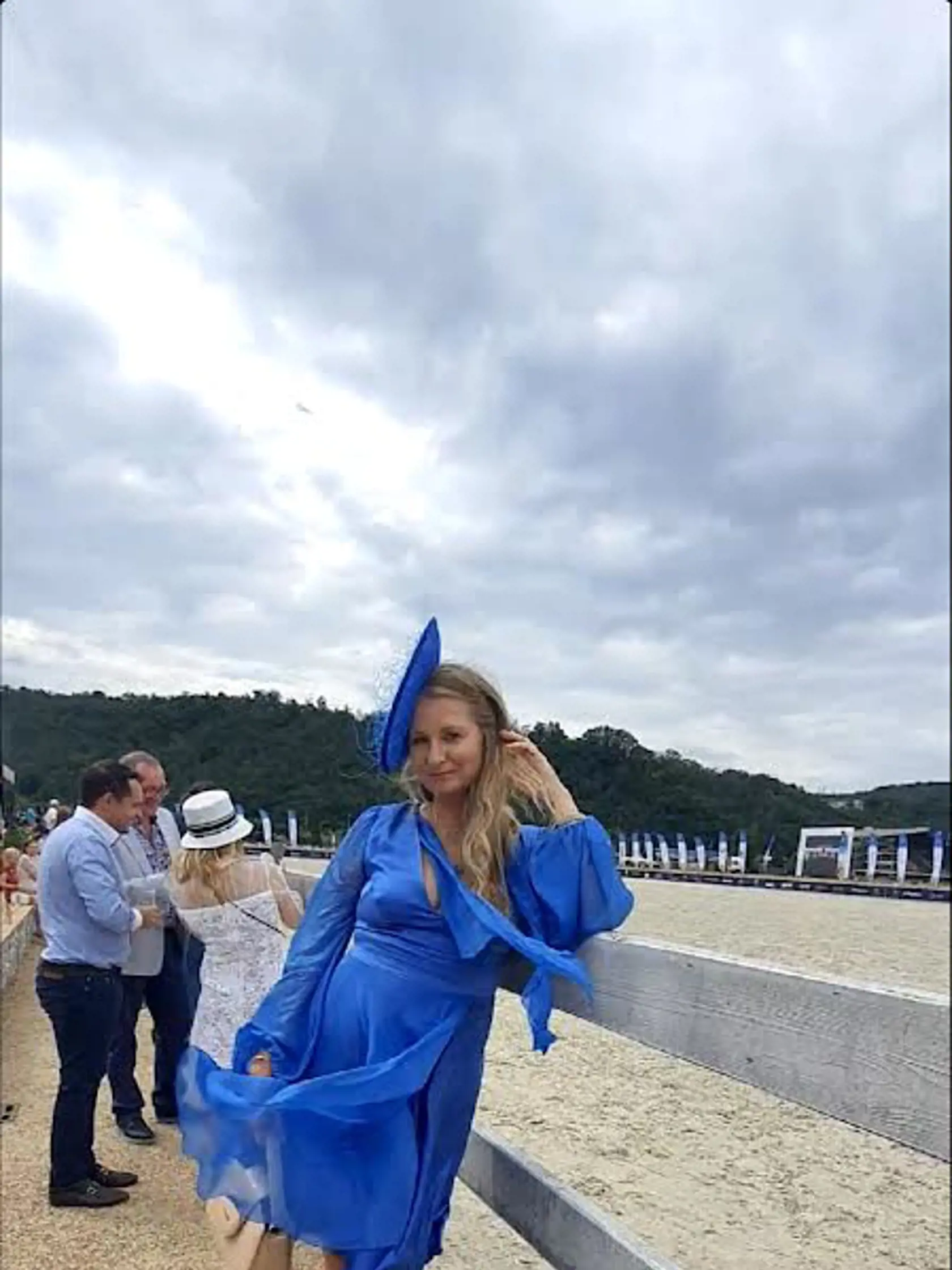 Jitka na konských dostihoch. Absencia extravagantného klobúka by bola vážnym prehreškom. Návrhárka na dôležitý doplnok pochopiteľne nezabudla.