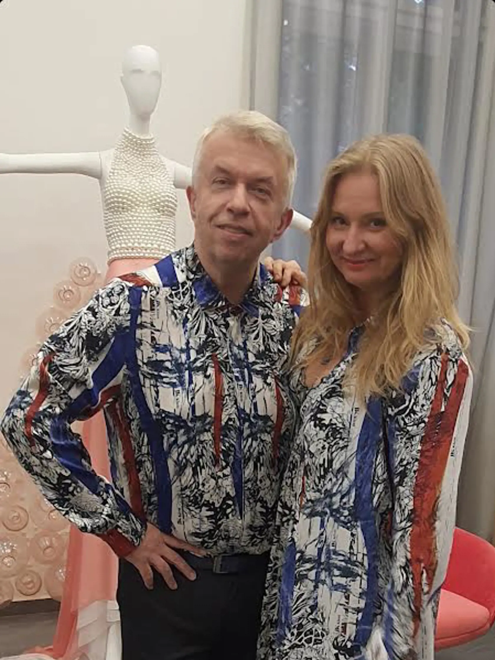 Krásne zladení. Jitka Klett s českým huslistom Jaroslavom Svěceným sa zladili. Jej šaty a jeho košeľa fakt nemajú chybu.
