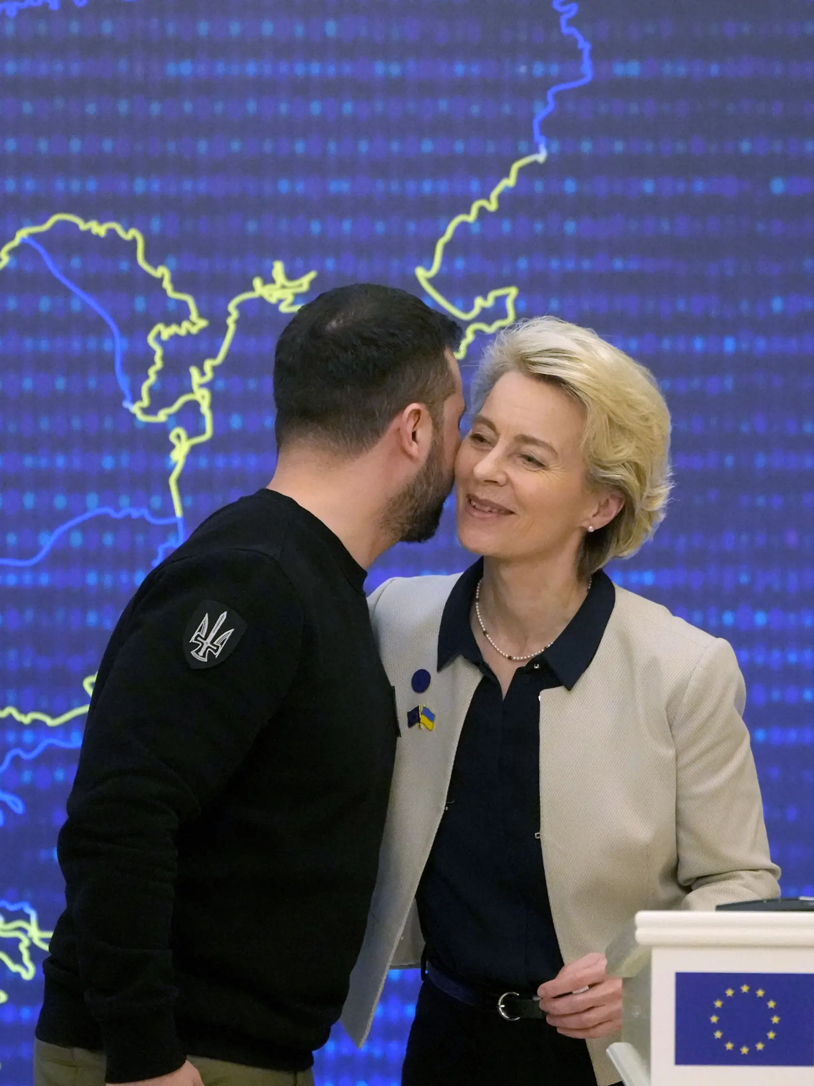 WA 33 Kyjev - Predsedníčka Európskej komisie Ursula von der Leyenová a ukrajinský prezident Volodymyr Zelenskyj sa objímajú po tlačovej konferencii, ktorá sa konala po summite EÚ-Ukrajina v Kyjeve v piatok 3. februára 2023. FOTO TASR/AP

Ukrainian President Volodymyr Zelenskyy, left, speaks with European Commission President Ursula von der Leyen after addressing a media conference during the EU-Ukraine summit in Kyiv, Ukraine, Friday, Feb. 3, 2023. (AP Photo/Efrem Lukatsky)