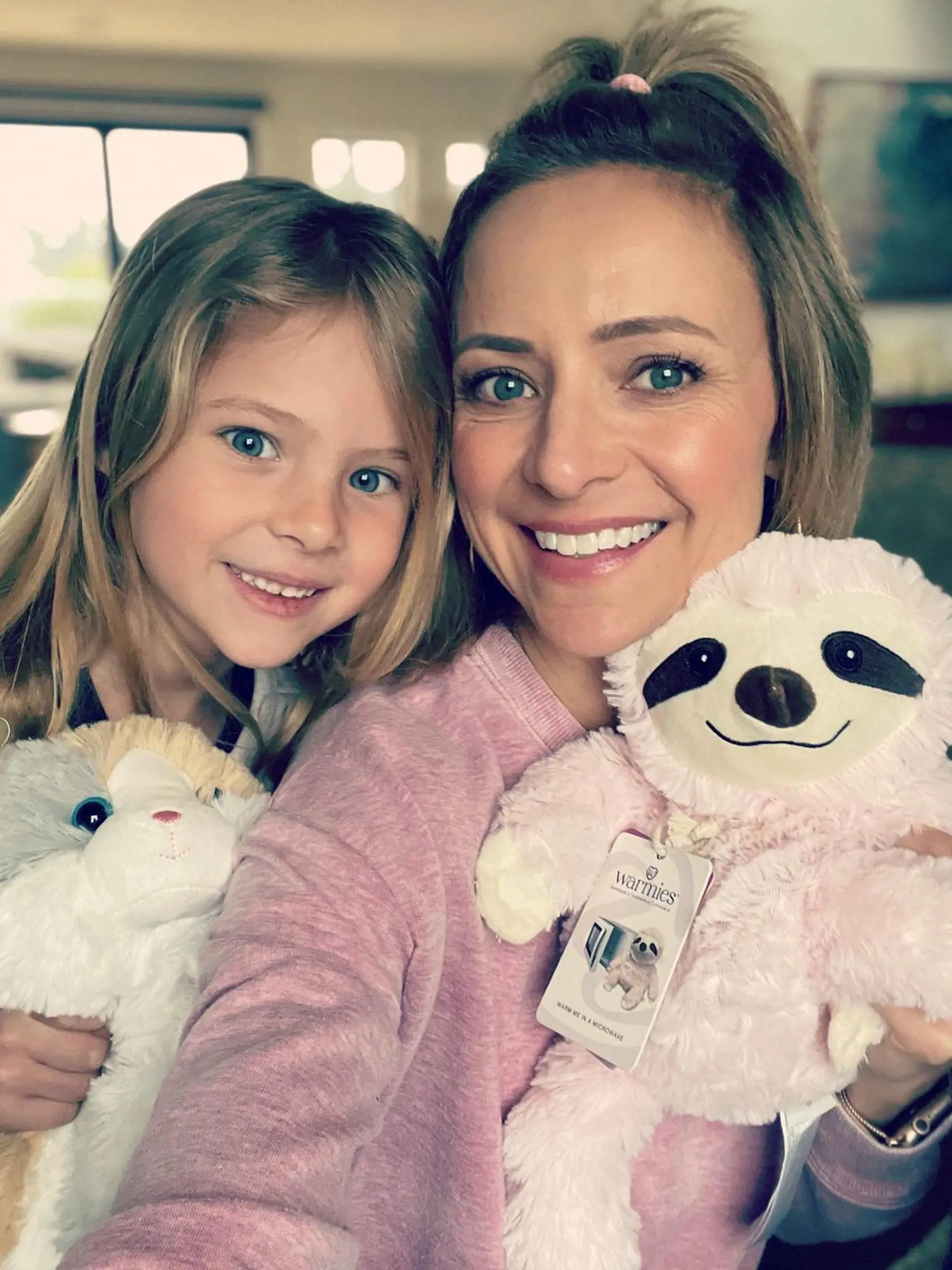 Christine Lakin sa na sociálnej sieti instagram pochválila svojou krásnou 7-ročnou dcérkou Georgiou. Tá slávnej mame akoby z oka vypadla.