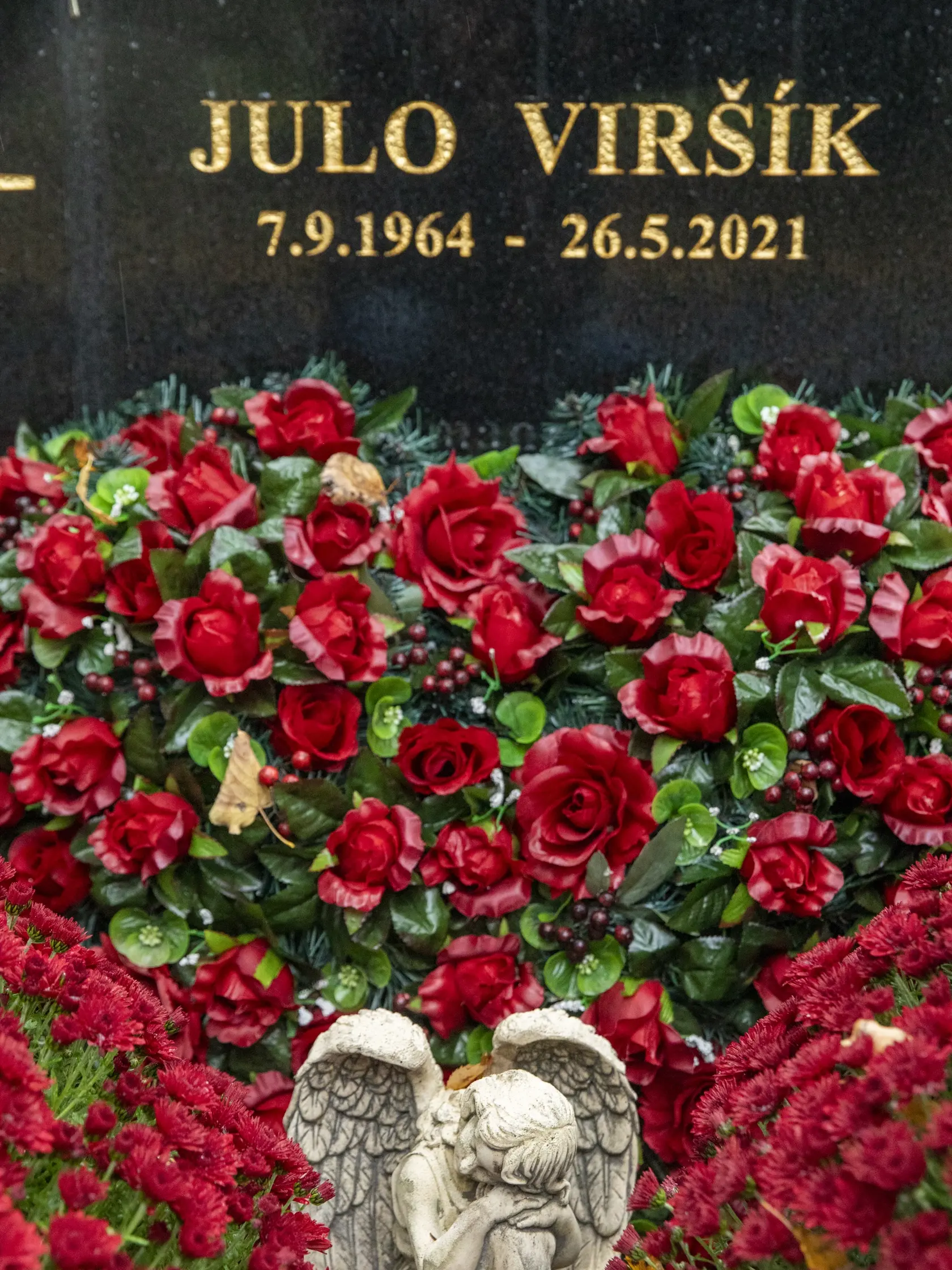 Na snímke je miesto posledného odpočinku moderátora Jula Viršíka na Ondrejskom cintoríne.