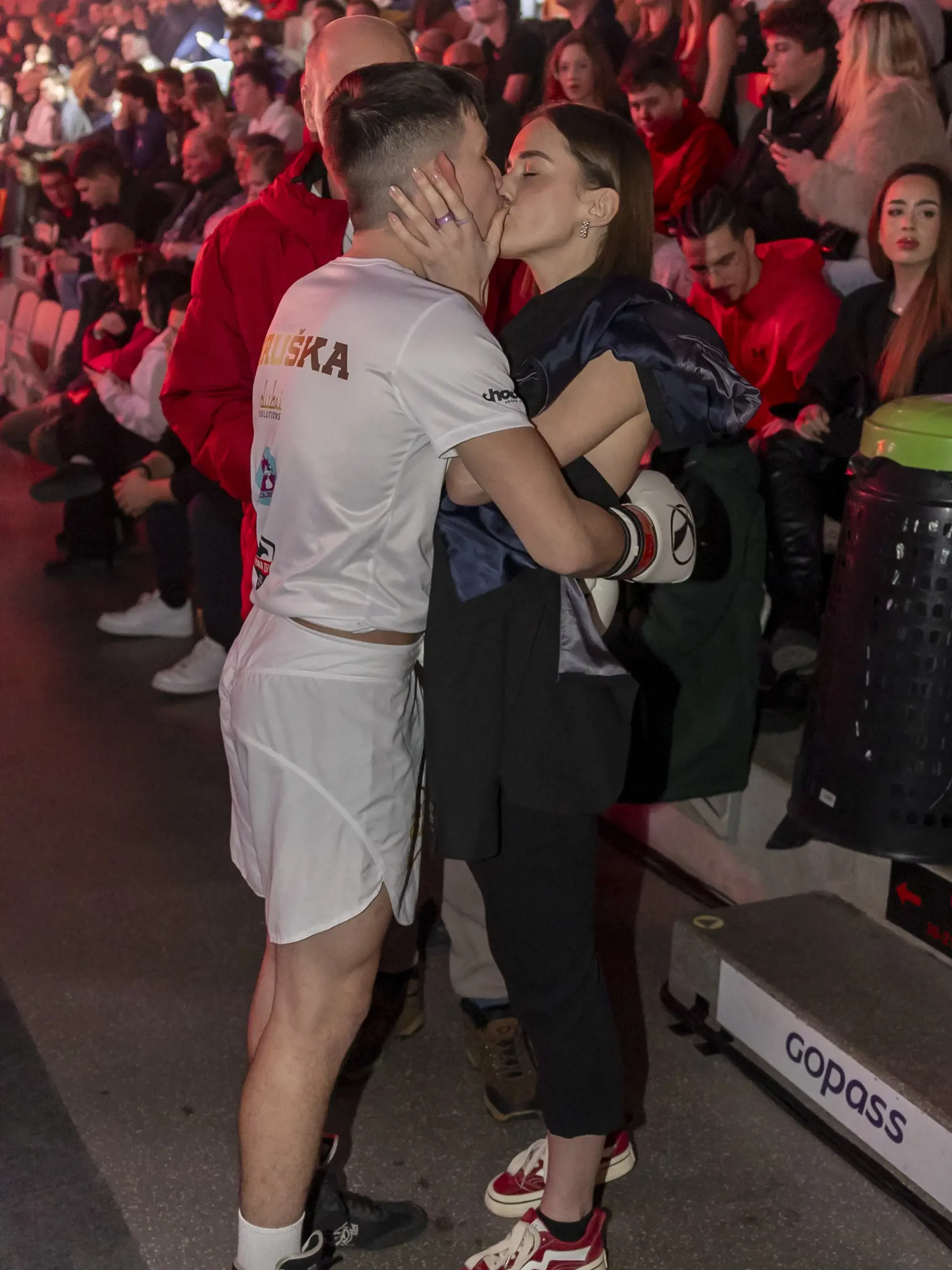 Klára a Hruška si po zápase vymieňali bozky.