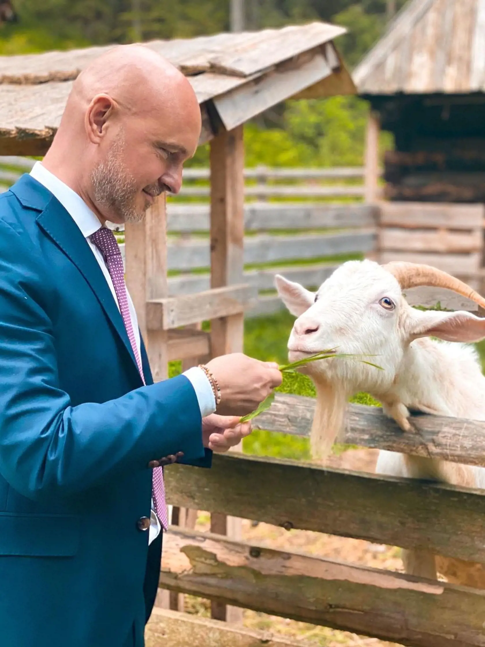 "Niektoré detské sny má človek do dospelosti 😊 Tak napríklad ja si stále hovorím, že keď raz vyrastiem, budem mať farmu, kde budem chovať kozy, ovce a bude na nich dohliadať pes 🐐🐑🦮," napísal minister školstva Branislav Gröhling (SaS).