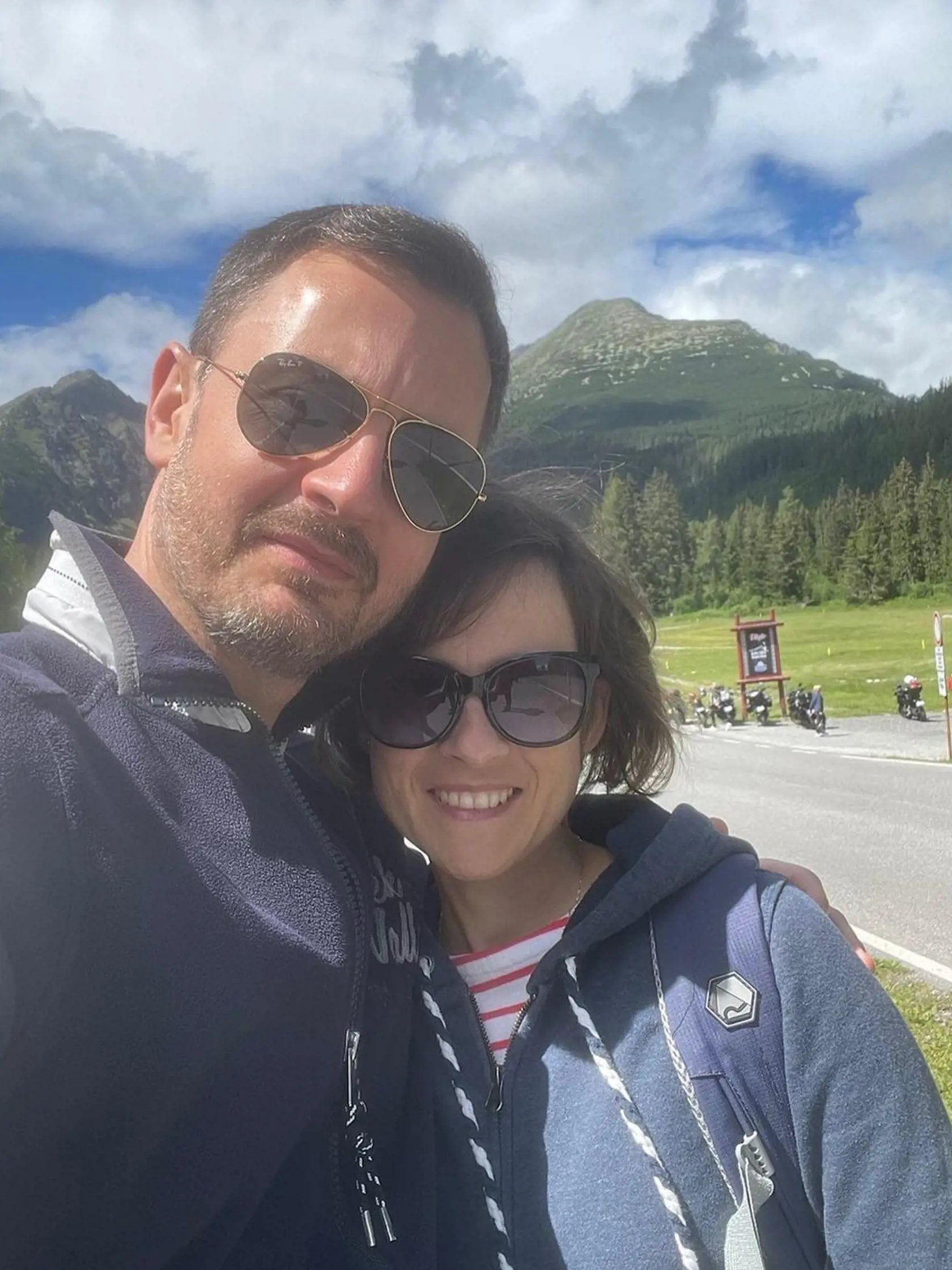 "Víkend som prežil s rodinou na horách. Dnes už začínam pracovný týždeň naplno. Prajem vám, aby bol pre vás úspešný, a tým čo dovolenkujete, načerpajte veľa nových síl," napísal premiér Heger.