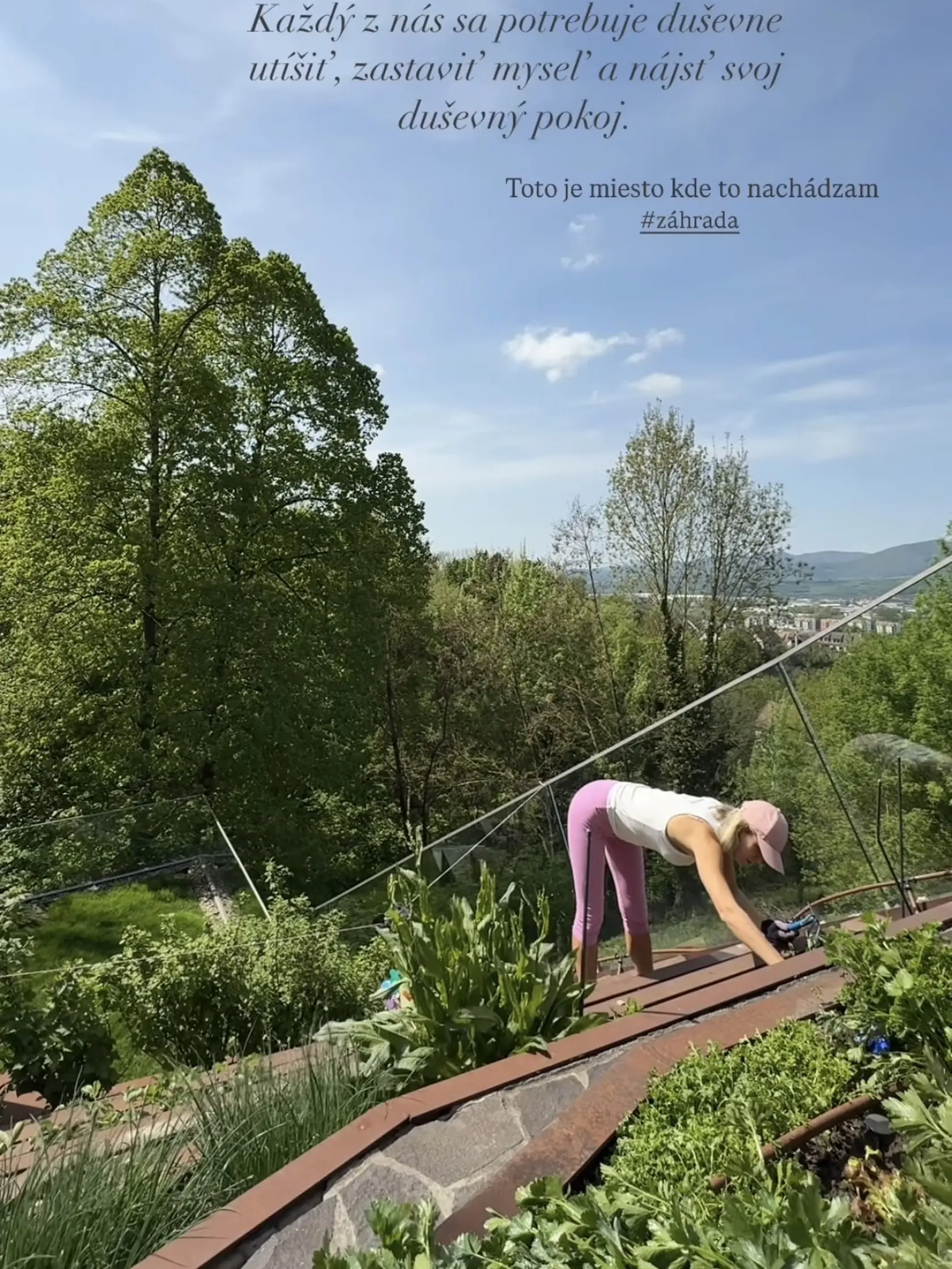 Ivana Gáborík a jej kaskádová záhrada plná zelene.