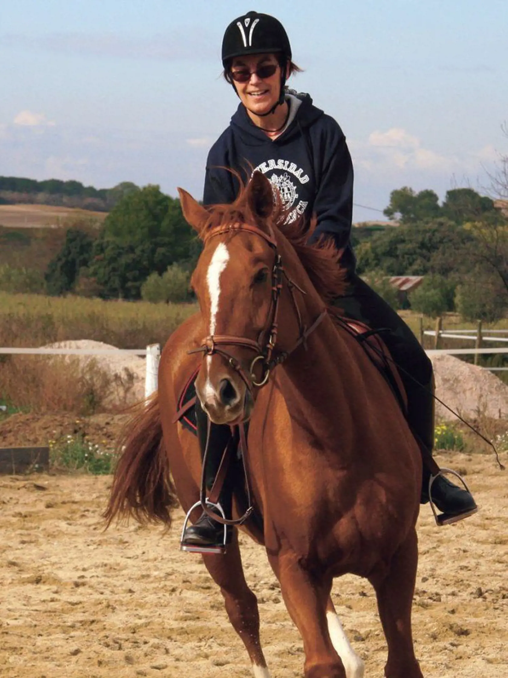 Manželka Marie-Andrée trénuje svojho mladého koňa