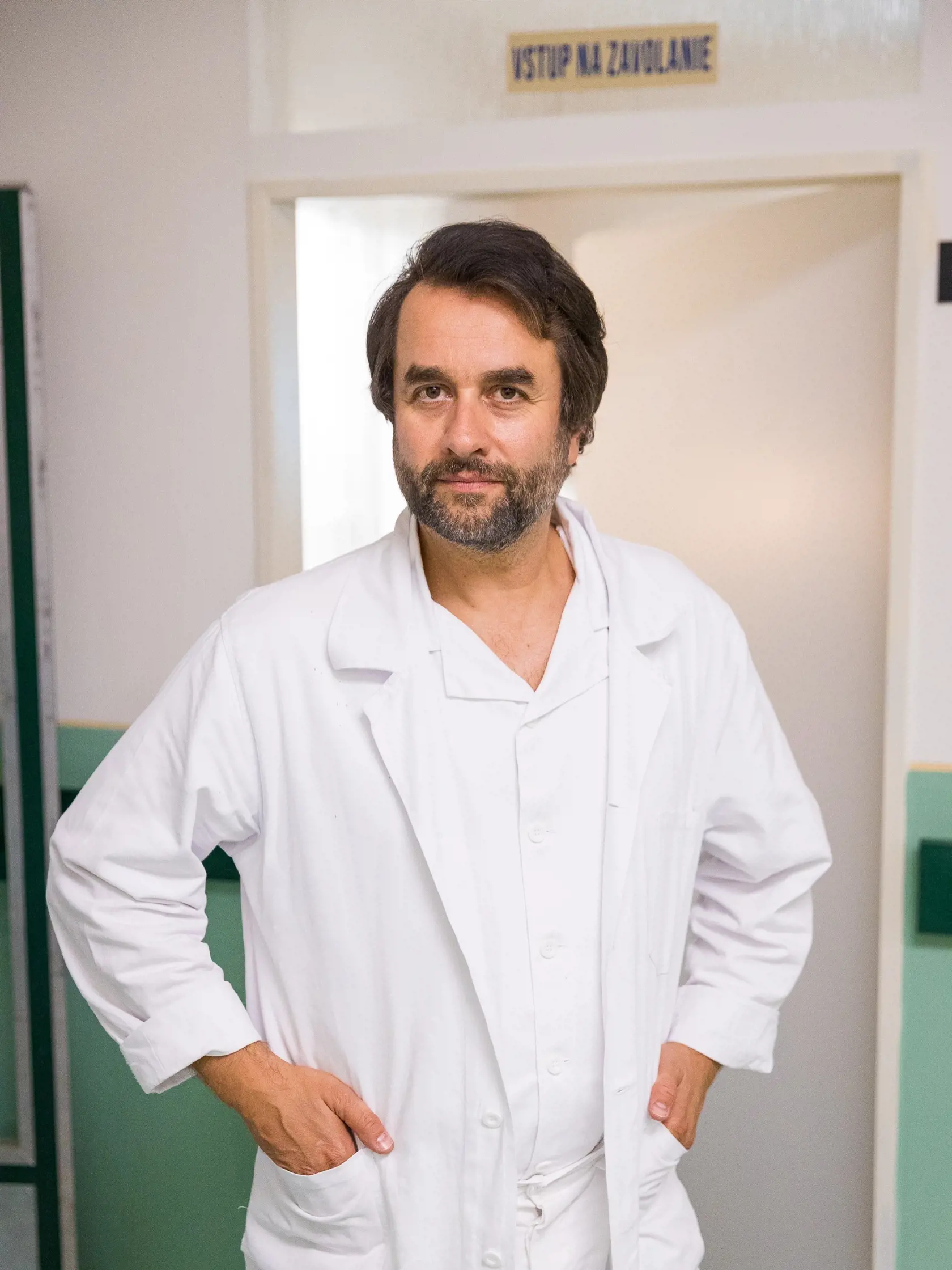 Vlado Kobielsky ako primár oddelenia detskej chirurgie Roman Bartoš v retro novinke Sľub.