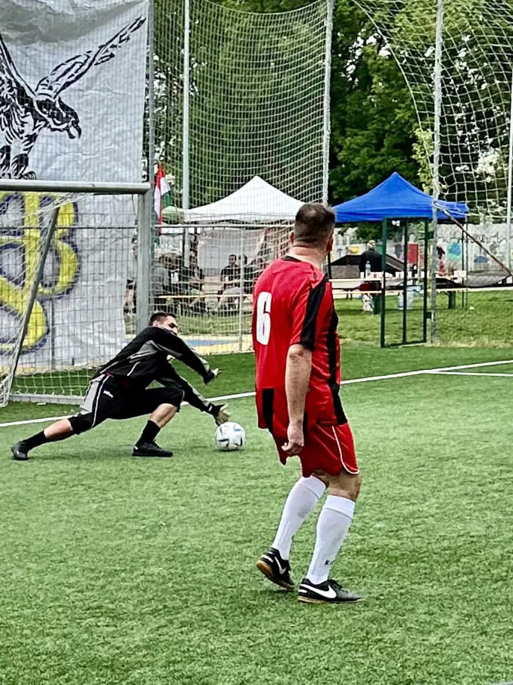Deň pred zápasom proti Slovanu si György Gyimesi obliekol dres a brankárske rukavice a predviedol svoje brankárske umenie na futbalovom turnaji.