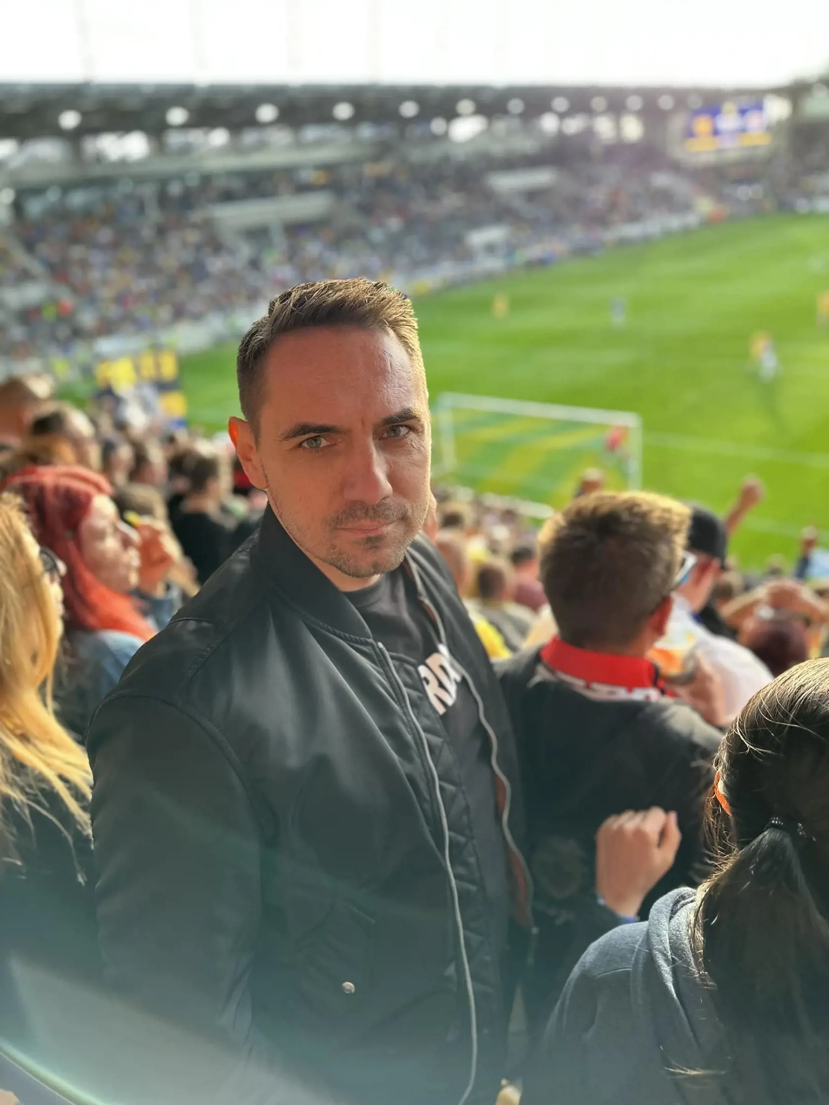 "Futbal a voľby sa nevyhrávajú vo VIP-ke!" napísal György Gyimesi, ktorý namiesto VIP priestorov sledoval zápas Dunajskej Stredy proti Slovanu v "kotli" s ostatnými fanúšikmi DAC.