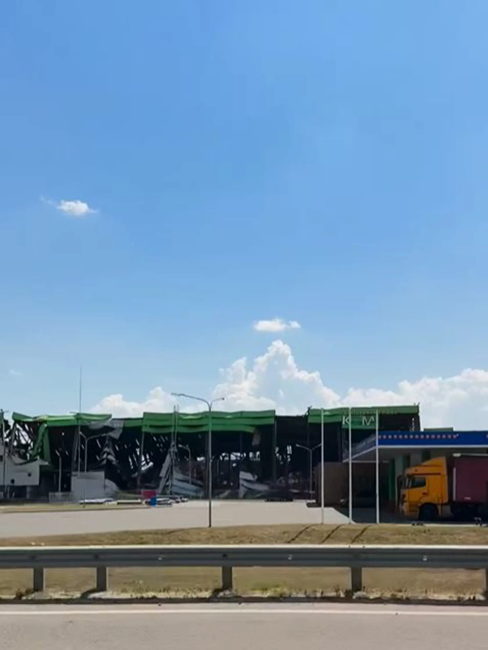Wanda Hrycová dokumentuje cestu do Kyjeva: Po ceste snímala zničené budovy.