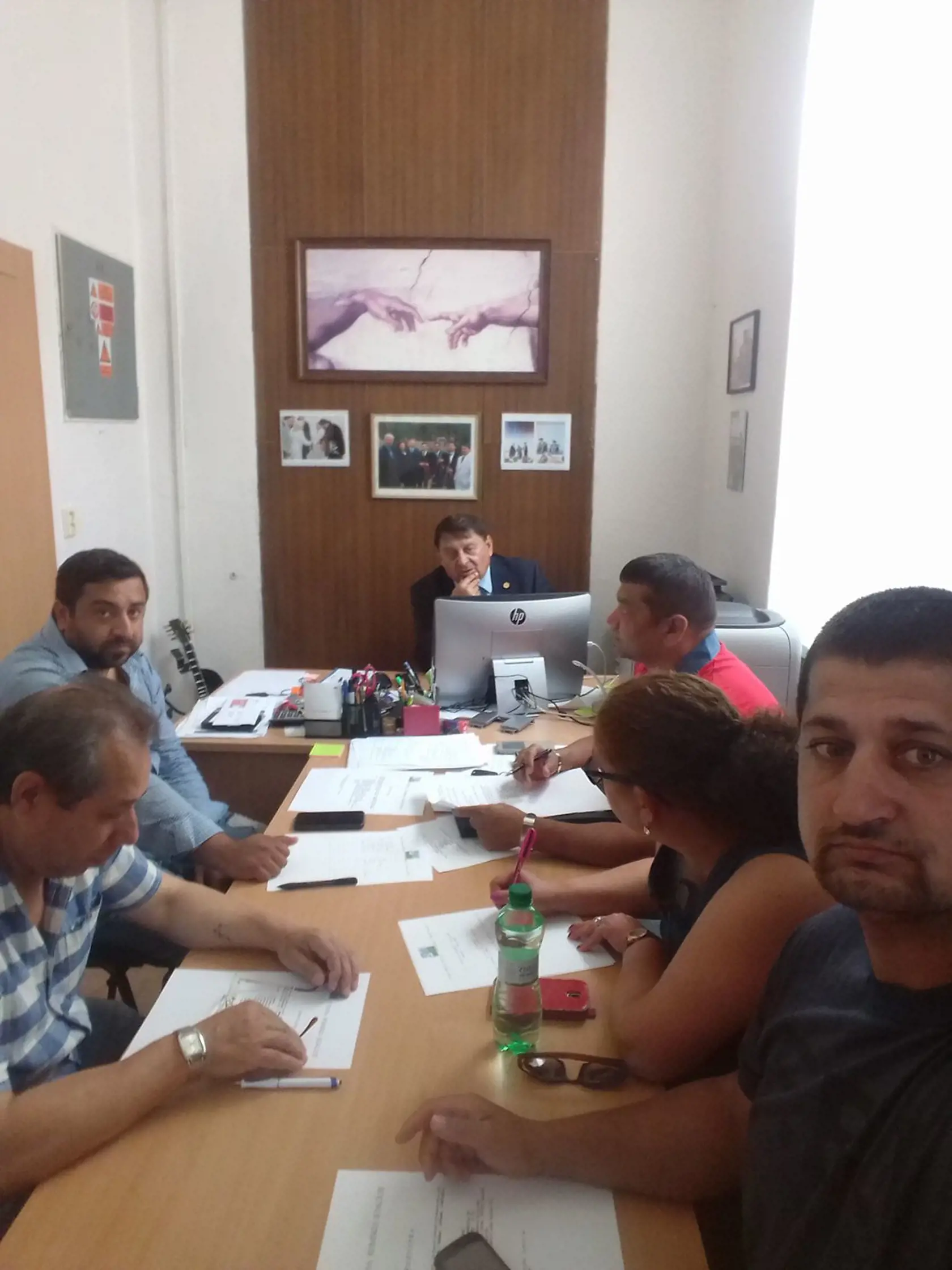 Ostatné mesiace sa mu darilo. Stal sa starostom, mesačne inkasoval tisíce eur. Stal sa lídrom kandidátky politickej strany Princíp, spolu s ním kandiduje za túto stranu aj známy kráľ Zemplína Mikuláš Vareha. Mal aj stavebnú firmu, zamestnával v nej miestnych Rómov. Vozil sa na rôznych, aj luxusných,  autách. Na každom mal polep so svojim menom - Atilla Géňa, starosta obce Žehňa.