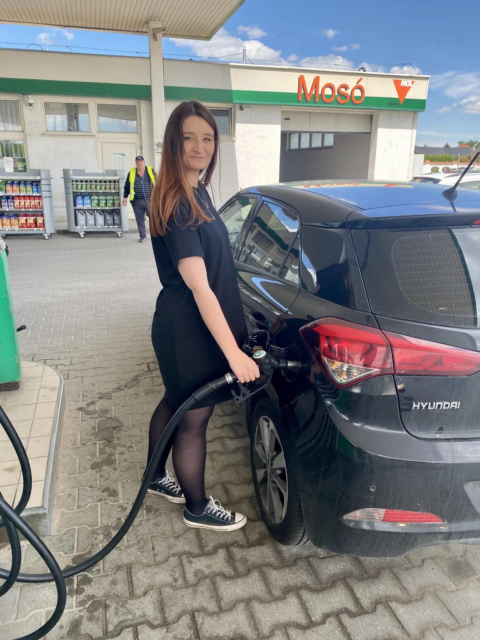 Slováci už v Maďarsku natankujú za rovnaké ceny ako doma. V prípade platby v eurách v hotovosti si dokonca priplatia.