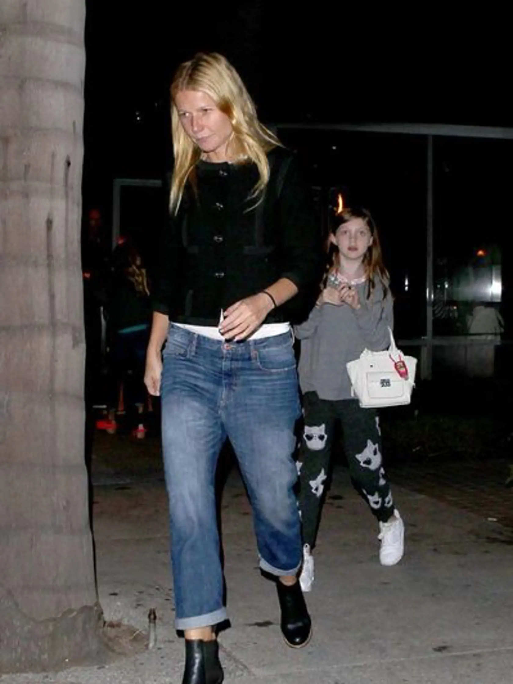 Dvojica prišla do reštaurácie oddelene. Na snímke Gwyneth Paltrow s dcérkou.