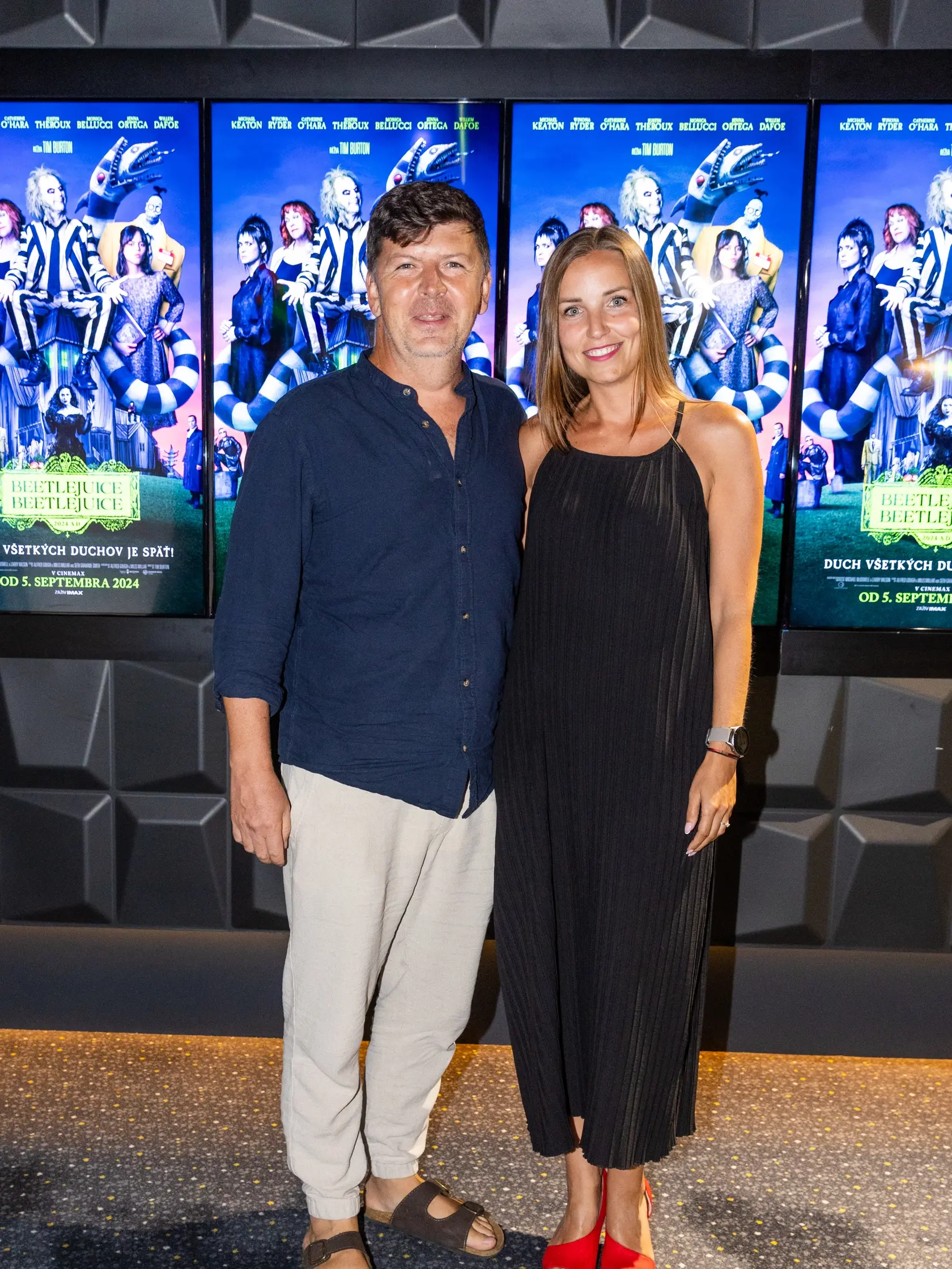 Premiéra filmu Beetlejuice Beetlejuice: Na snímke Andrej Bičan s partnerkou Miškou.
