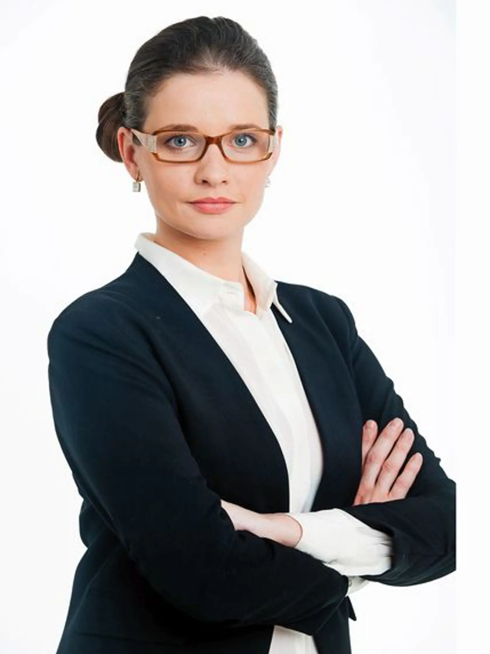 Iná žena: Alena Ďuránová ako prísna právnička v Búrlivom víne s tmavými vlasmi a výrazným líčením.