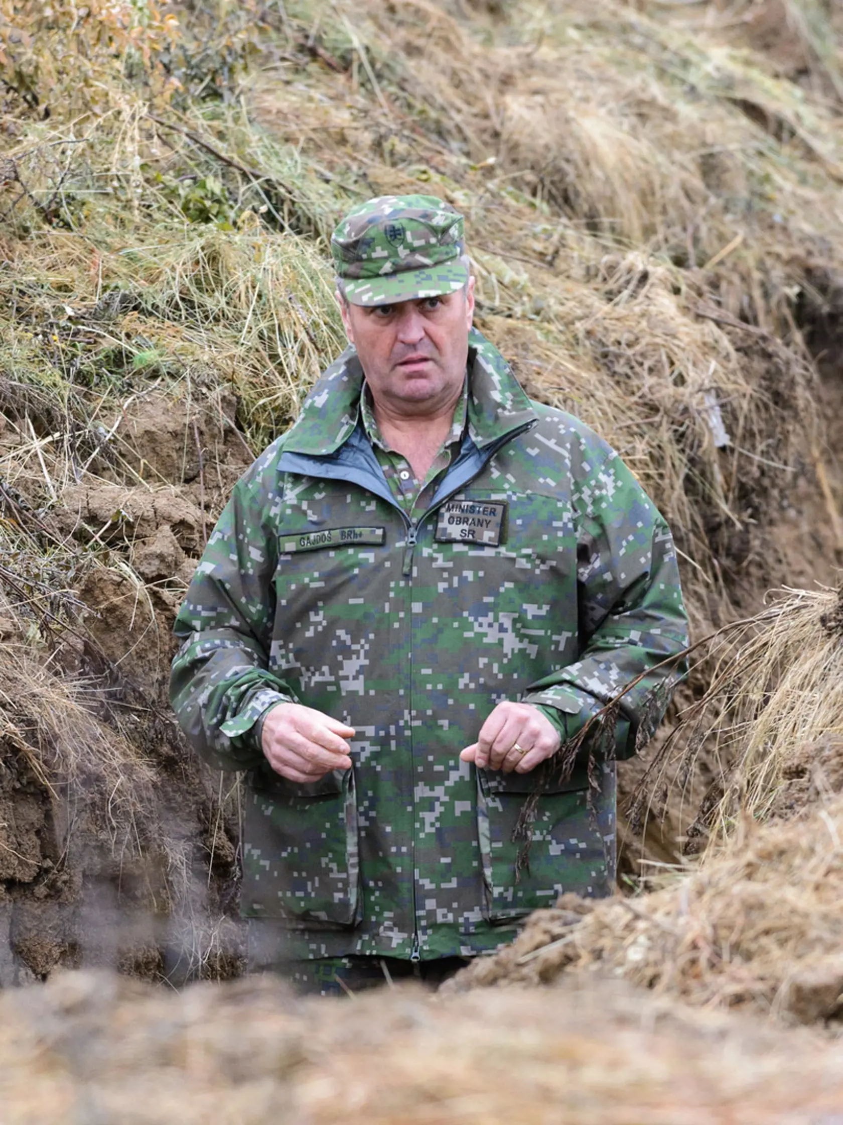 Minister je v zákopoch
ako doma