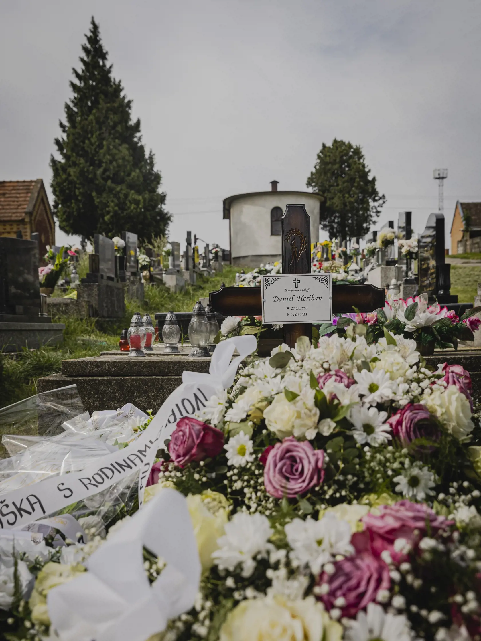 Na snímke miesto posledného odpočinku zosnulého slovenského herca Daniela Heribana na cintoríne v obci Suchá nad Parnou.