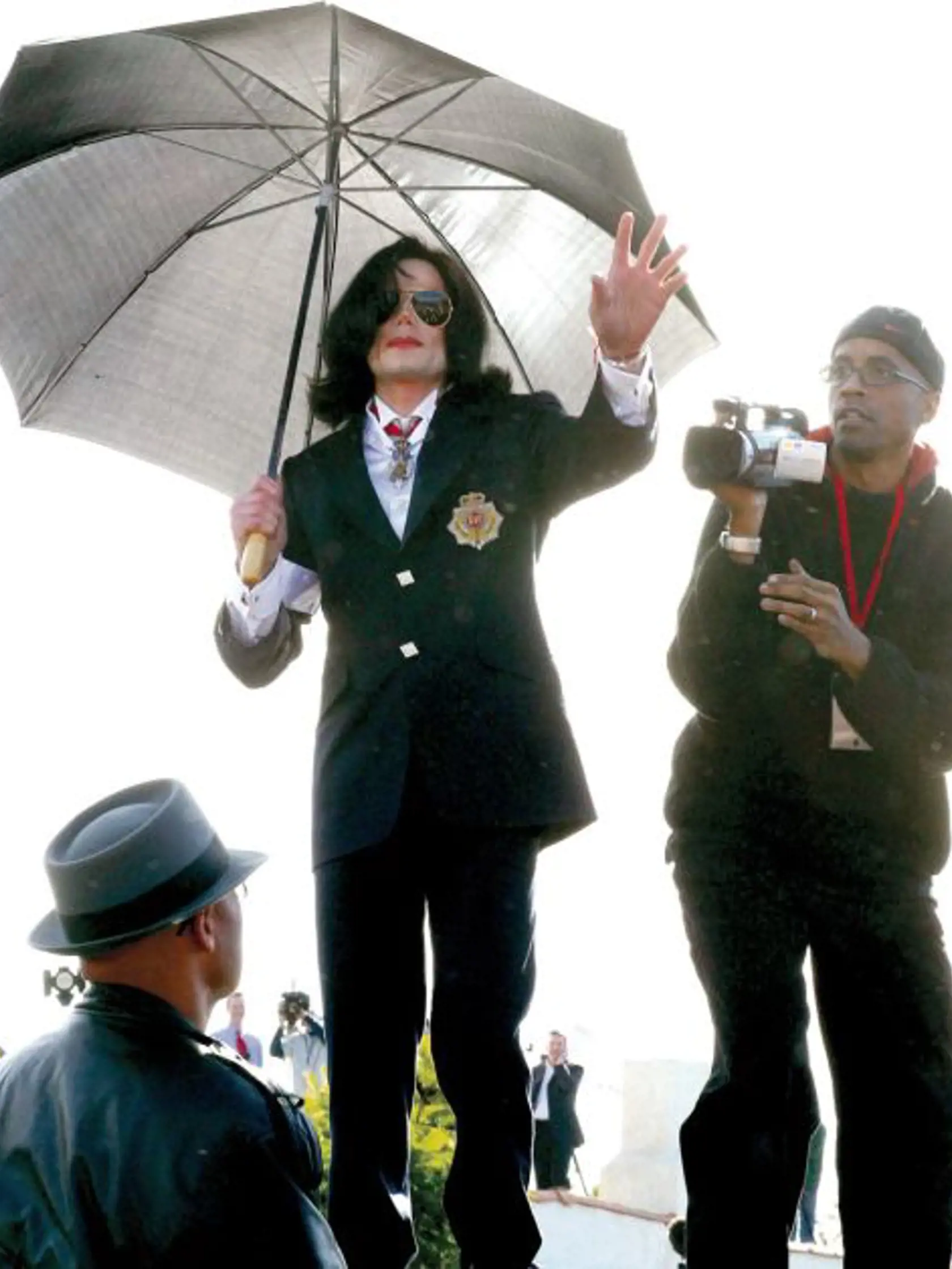 SANTA MARIA, CA-JANUARY 16:Following his arraignment, Michael Jackson delighted fan by jumping on top of his car and greeting his supporters at the Santa Maria Courthouse in Santa Maria, CA on January 16, 2004. (Photo By Rod Rolle/Getty Images)