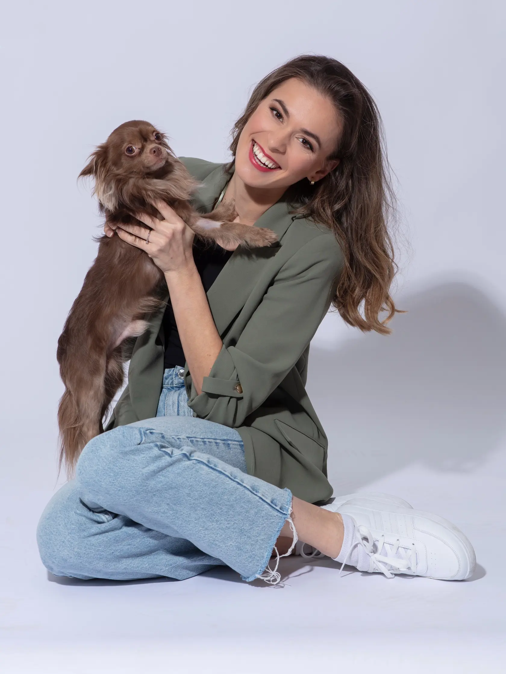 Dominika miluje zvieratá. Doma má dvoch psíkov, ktorí sú jej "deťmi". Rada sa o nich stará.