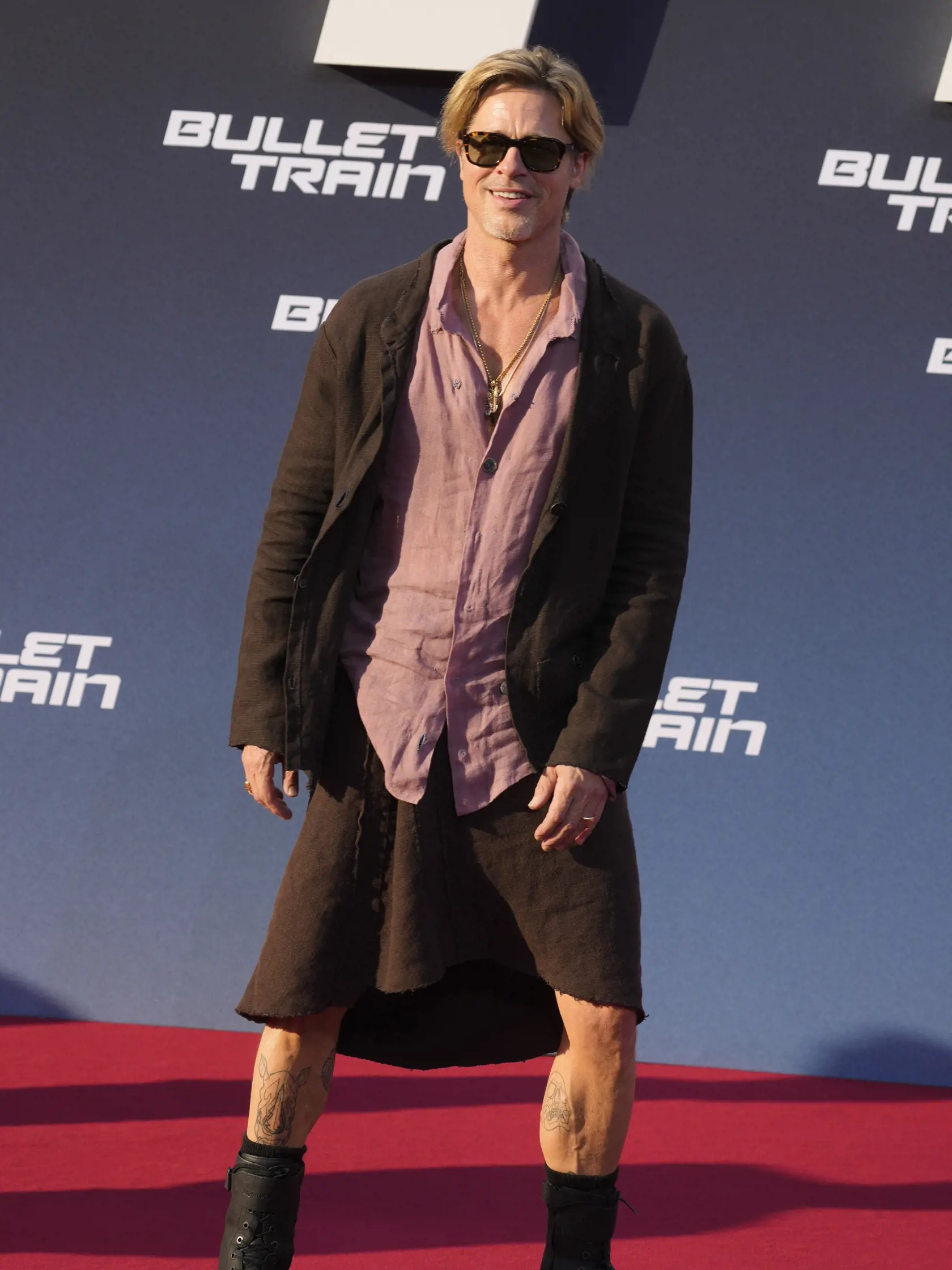 Brad Pitt si osvojil hravý a uvoľnenejší prístup k svojmu šatníku.