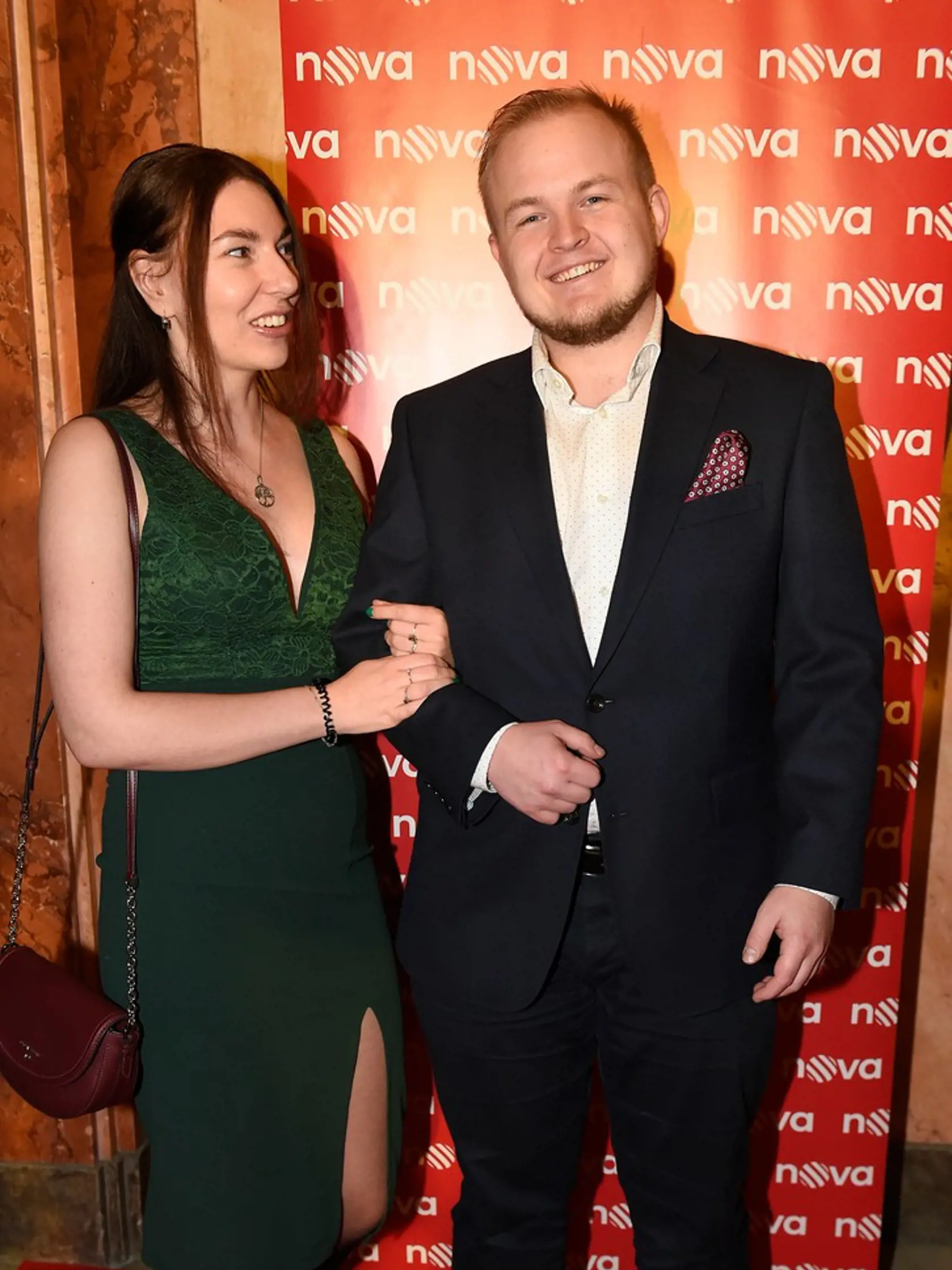 Syn Ivety Bartošovej Artur Štaidl dorazil na premiéru minisérie Iveta po boku svojej priateľky.
