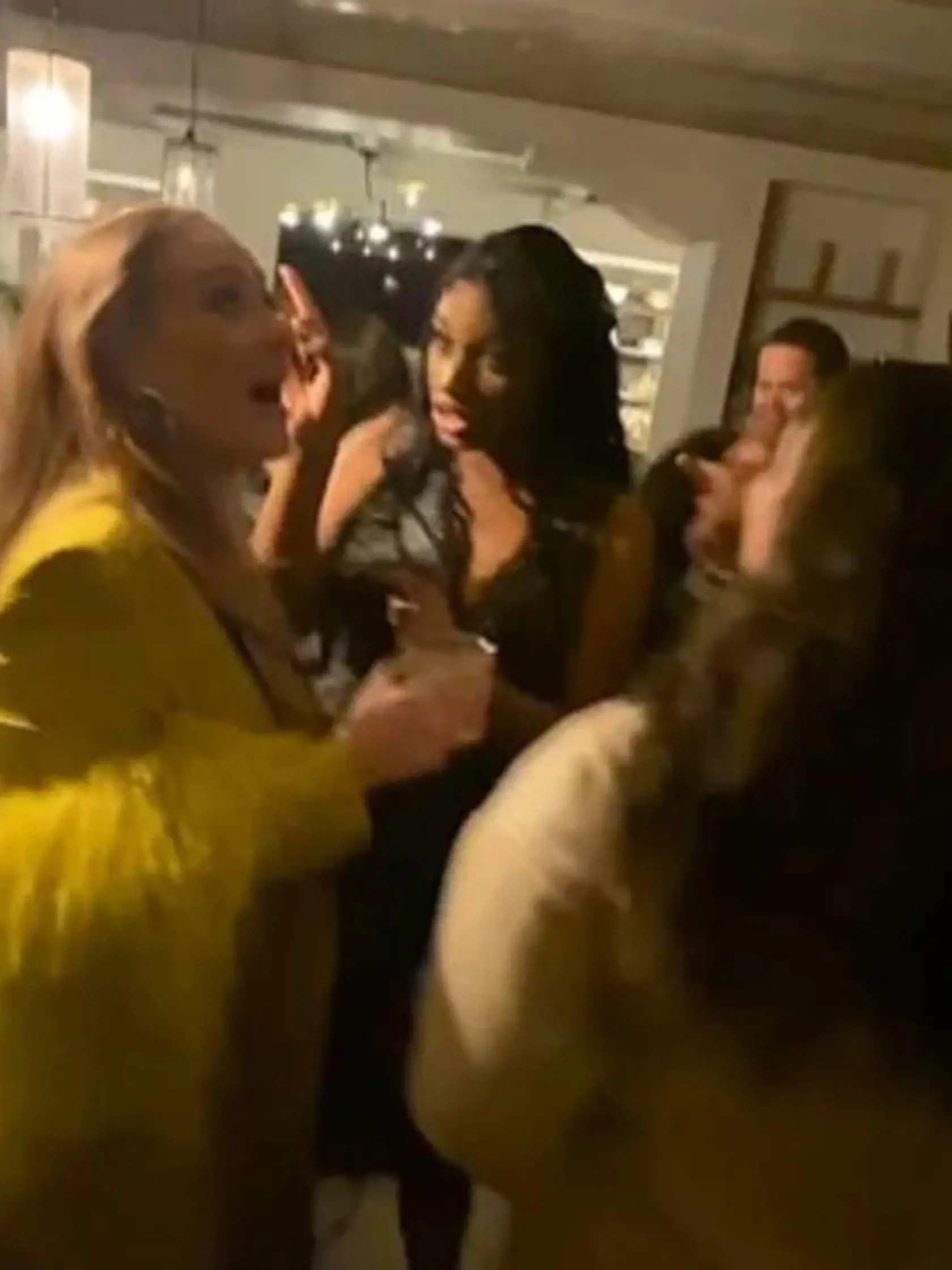 Celkovo Adele na zverejnenom videu pôsobila šťastne a uvoľnene a musíme uznať, že aj poriadne sexi.