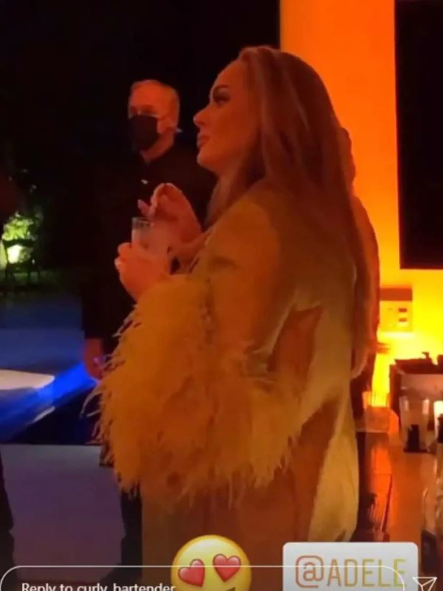 Speváčka Adele predviedla svoju úžasnú postavu, keď ohromila prítomných v limetkovo zelenom kabáte s pierkovaným lemovaním rukávov.