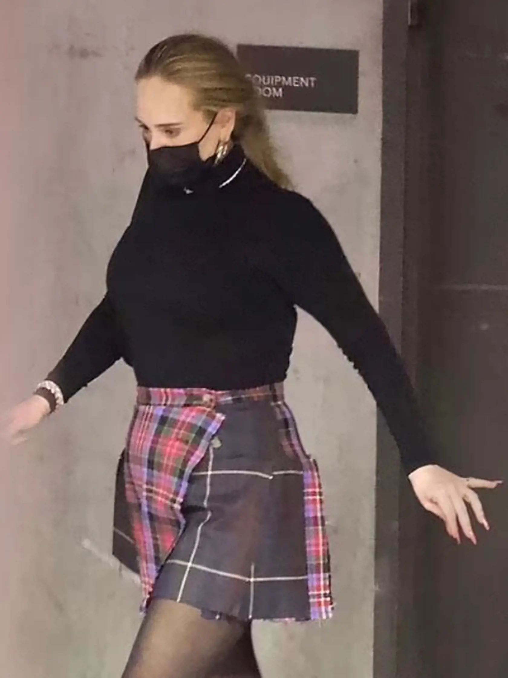 Speváčka si tentokrát na seba obliekla upnutý čierny rolák, čierne pančucháče a sexi károvanú krátku sukňu na štýl školskej uniformy. Adele, ktorá po rozvode s manželom Simonom Koneckim schudla približne 50 kilogramov, tak predviedla v sexi outfite svoje štíhle telo a nohy.
