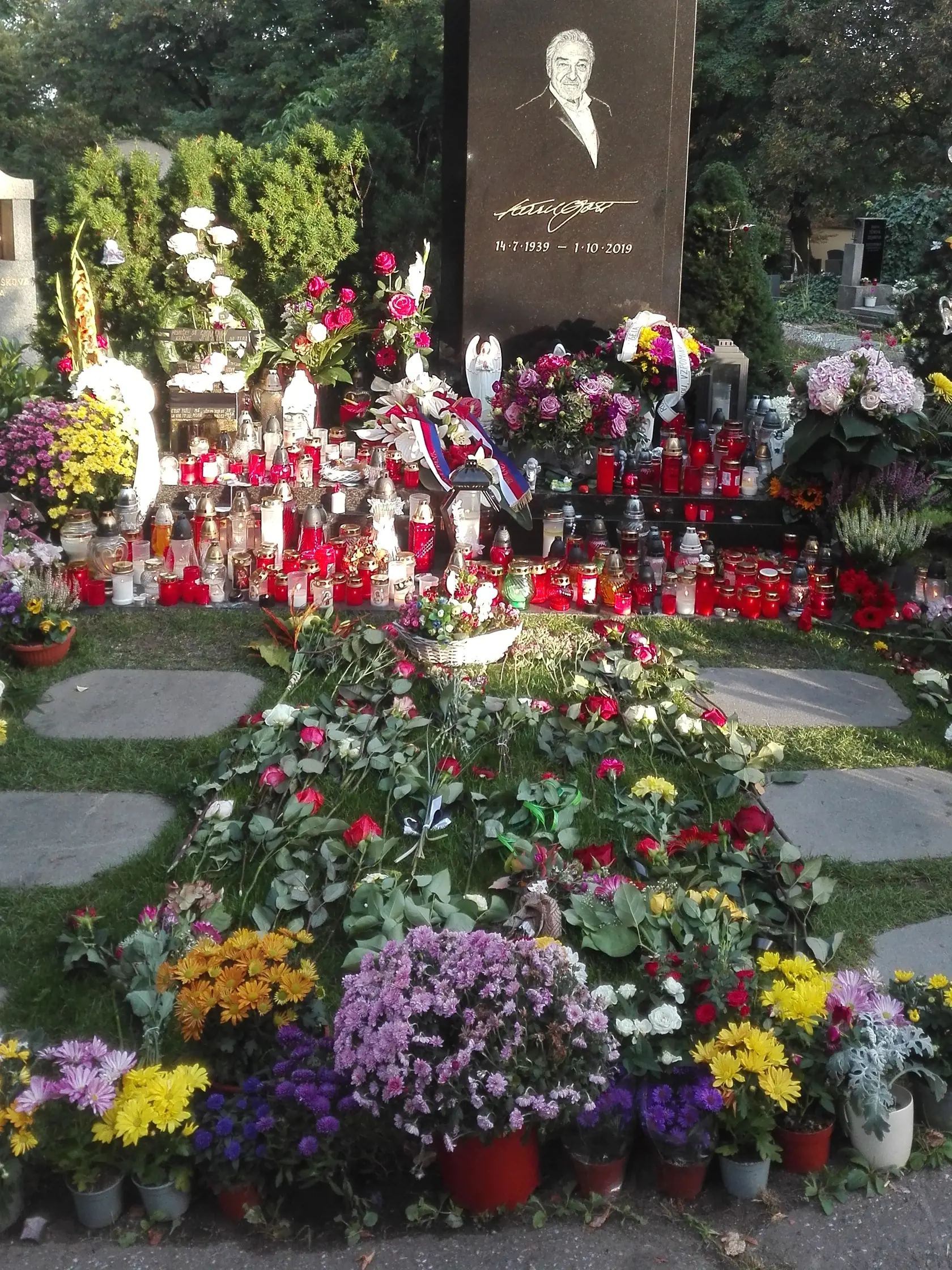 Z tohto záberu je jasné, že kvetov a sviec na hrobe maestra nebolo toľko ako pred rokom.