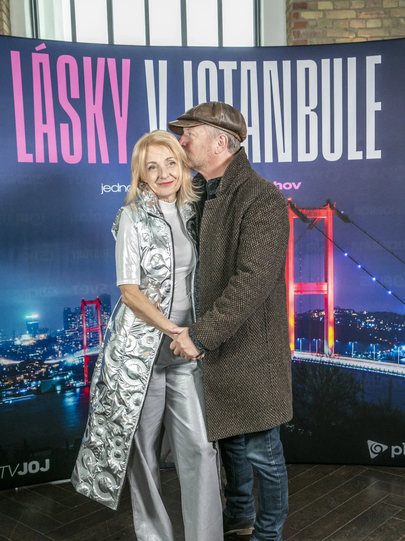 Premiéra jojkárskeho seriálu Lásky v Istanbule. Maroš Kramár vo vrúcnom objatí s Veronikou Žilkovou.